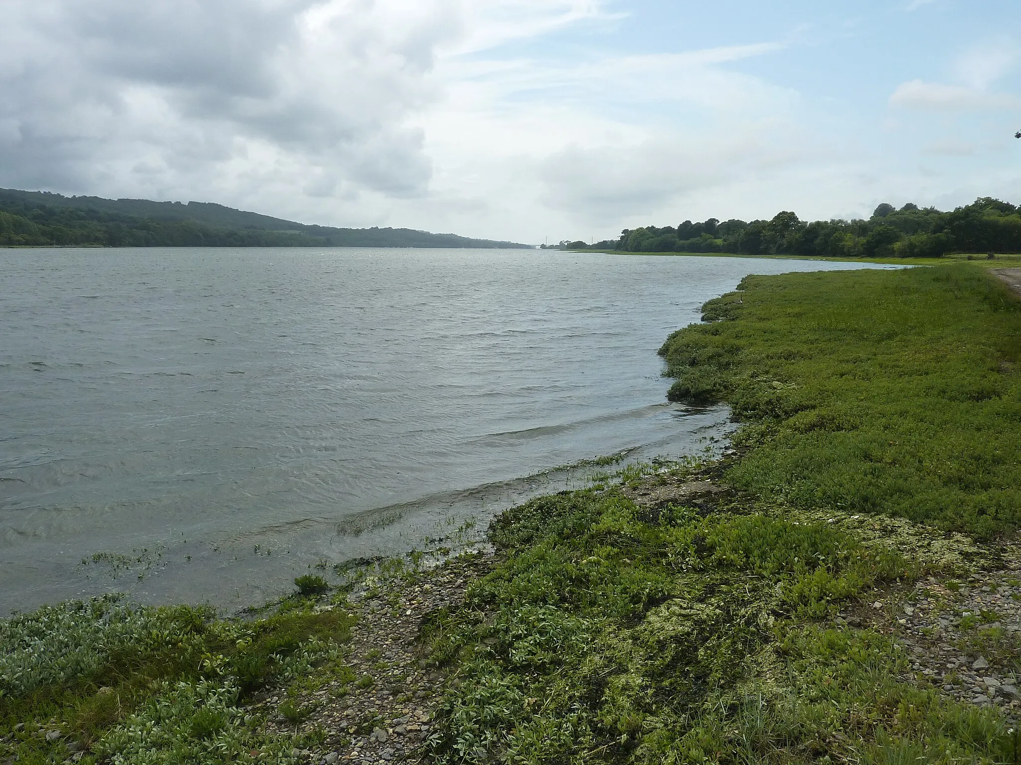 Photo showing: La Forest-Landerneau : l'anse du château en bordure de l'Elorn (vue vers l'aval ; au fond le pont de l'Iroise est à peine visible)