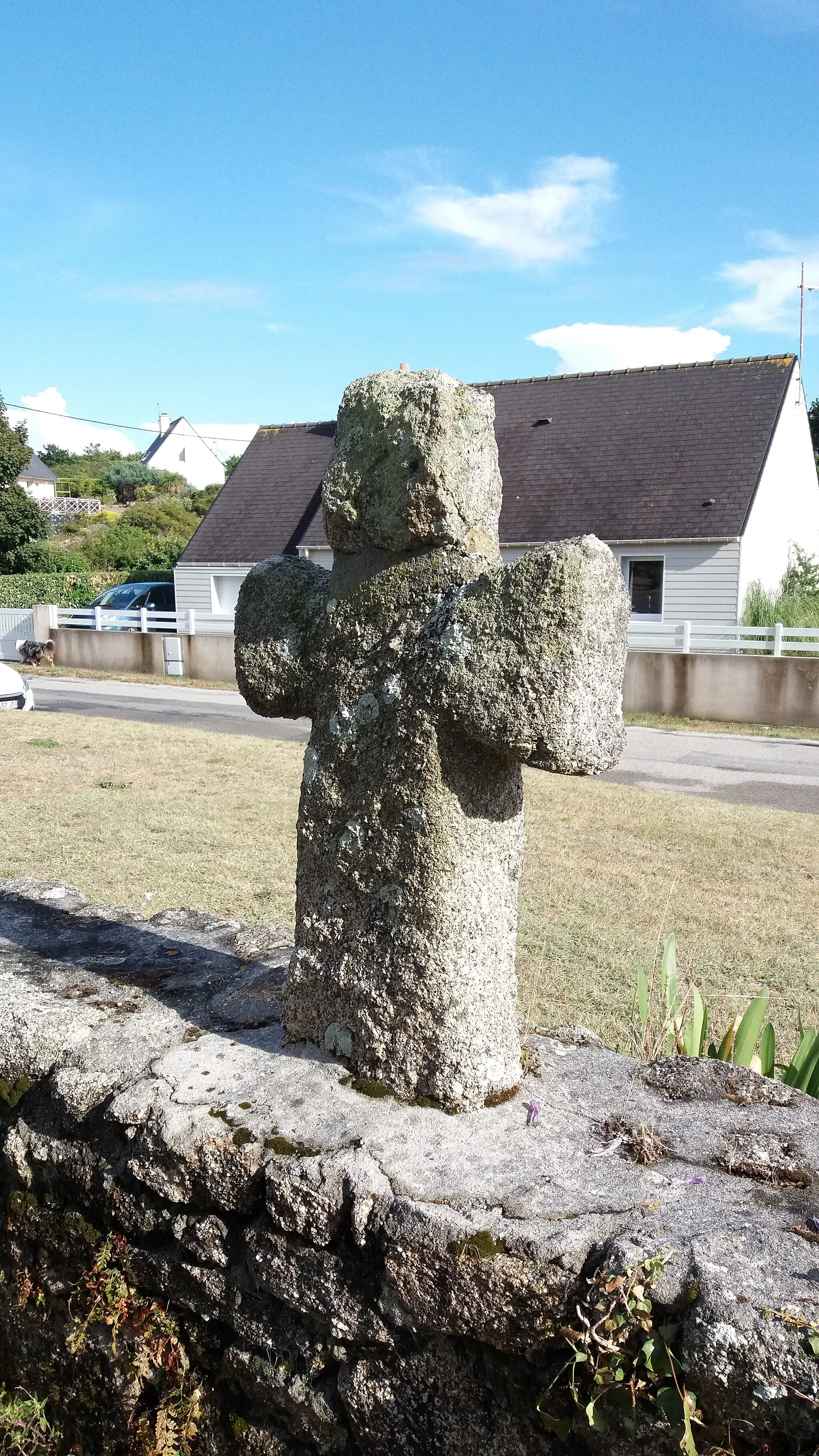 Photo showing: Croix sur le mur d'enclos, côté chapelle.