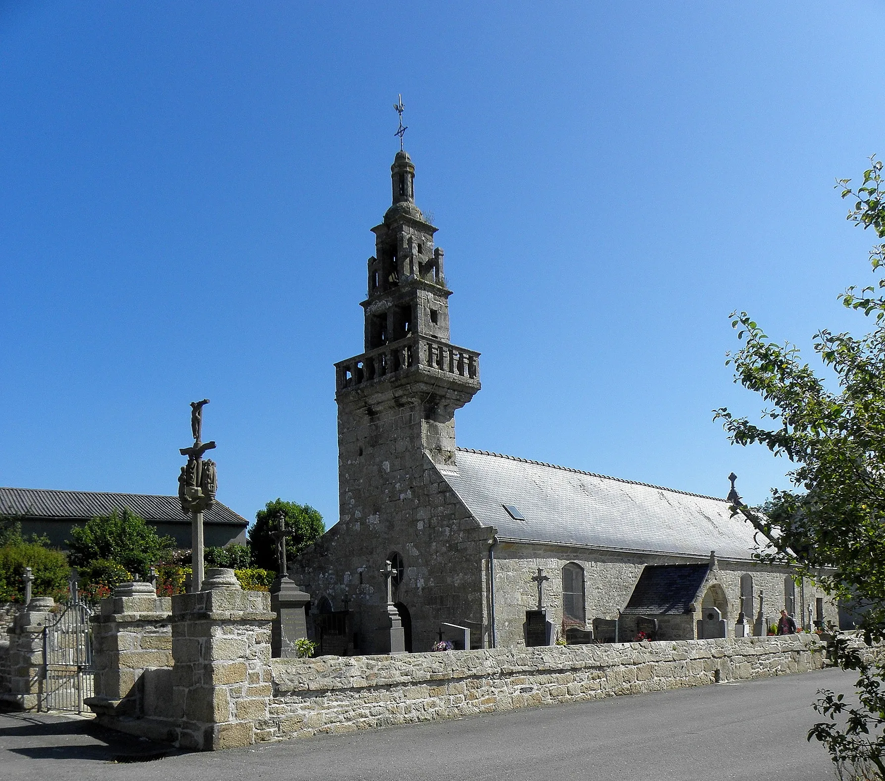 Photo showing: Église Saint-Brévalaire et son calvaire, commune de Loc-Brévalaire (29).