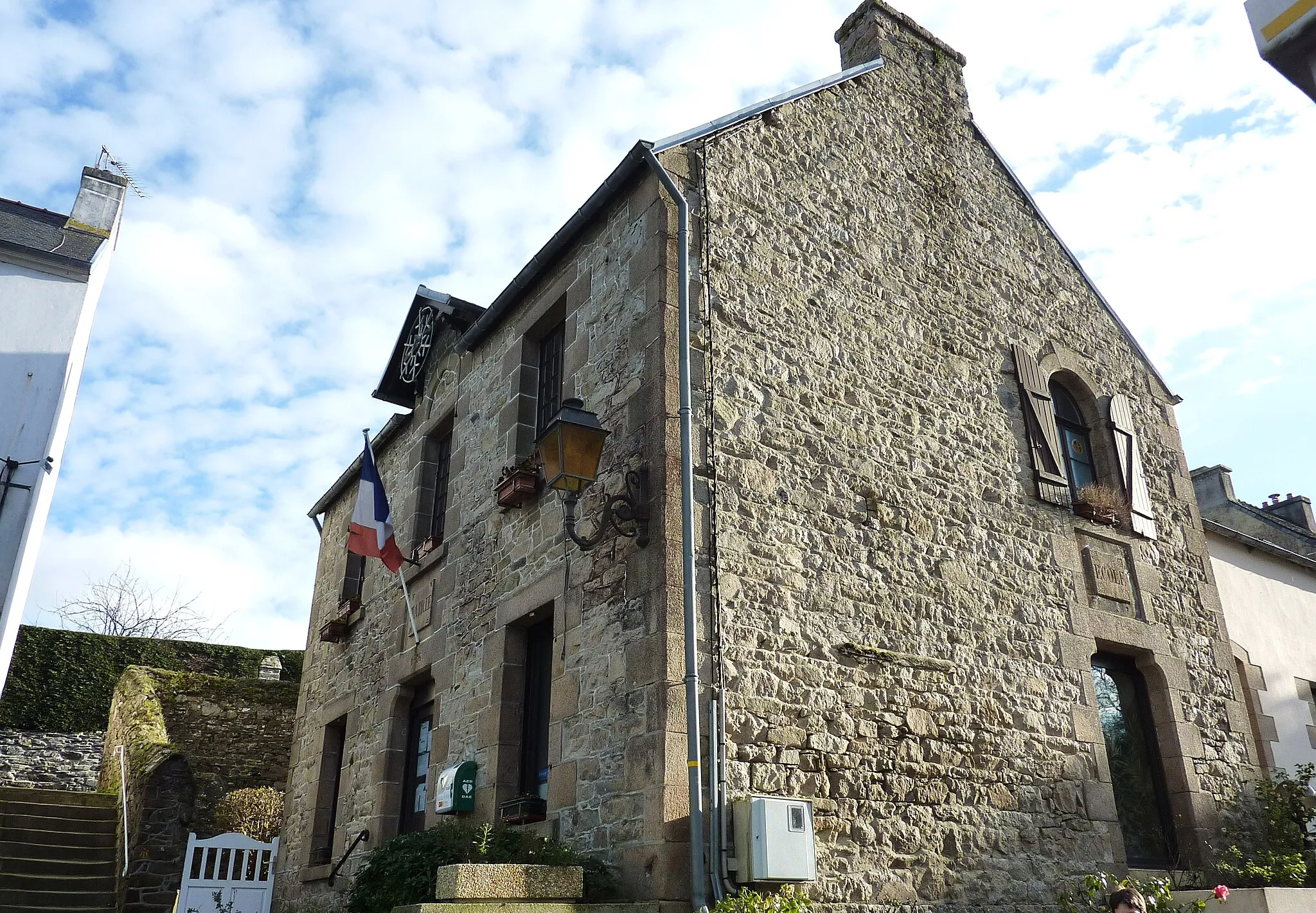 Photo showing: Locquénolé : la mairie-école