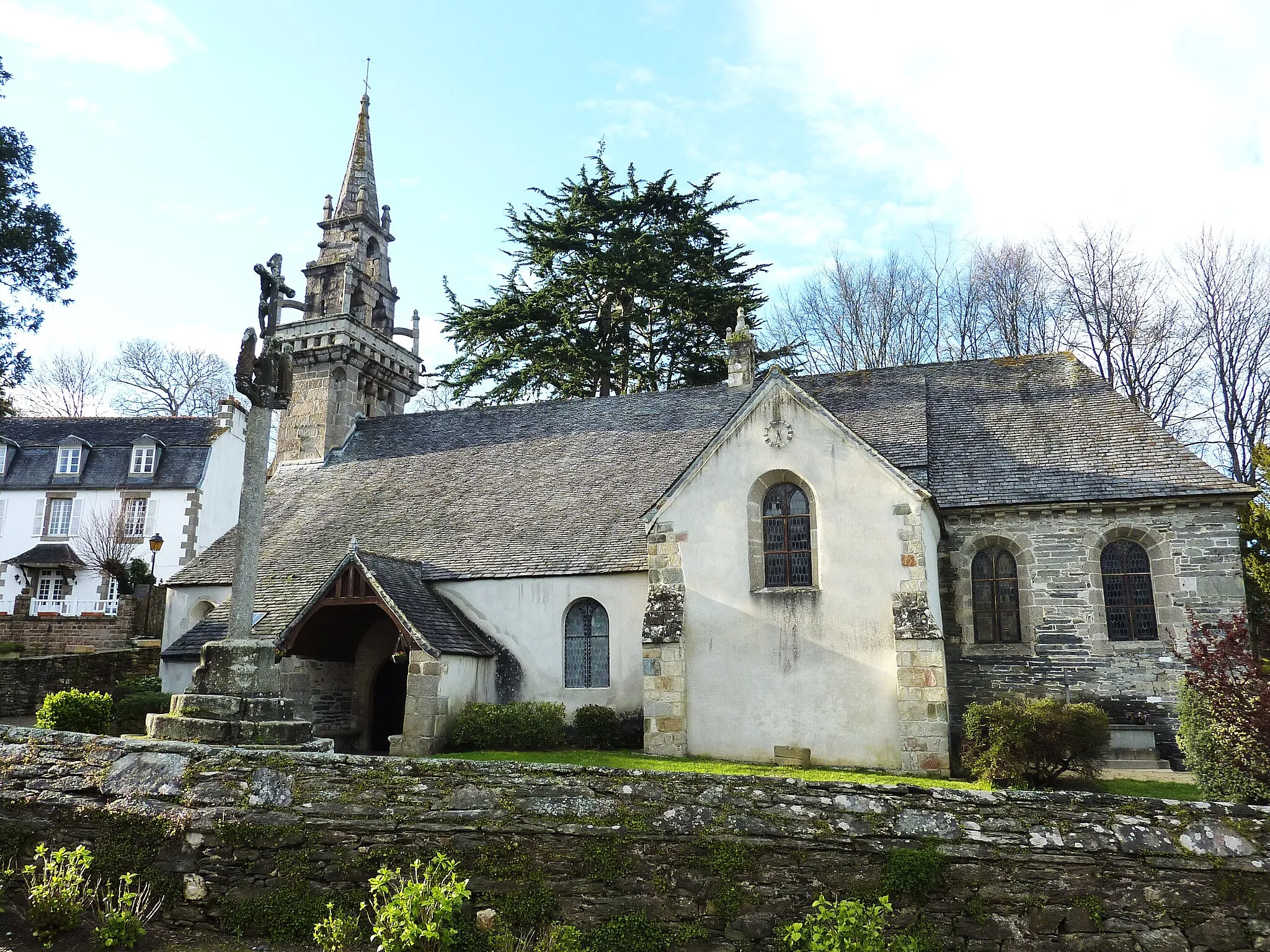 Photo showing: Locquénolé : l'église paroissiale Saint-Guénolé et le calvaire