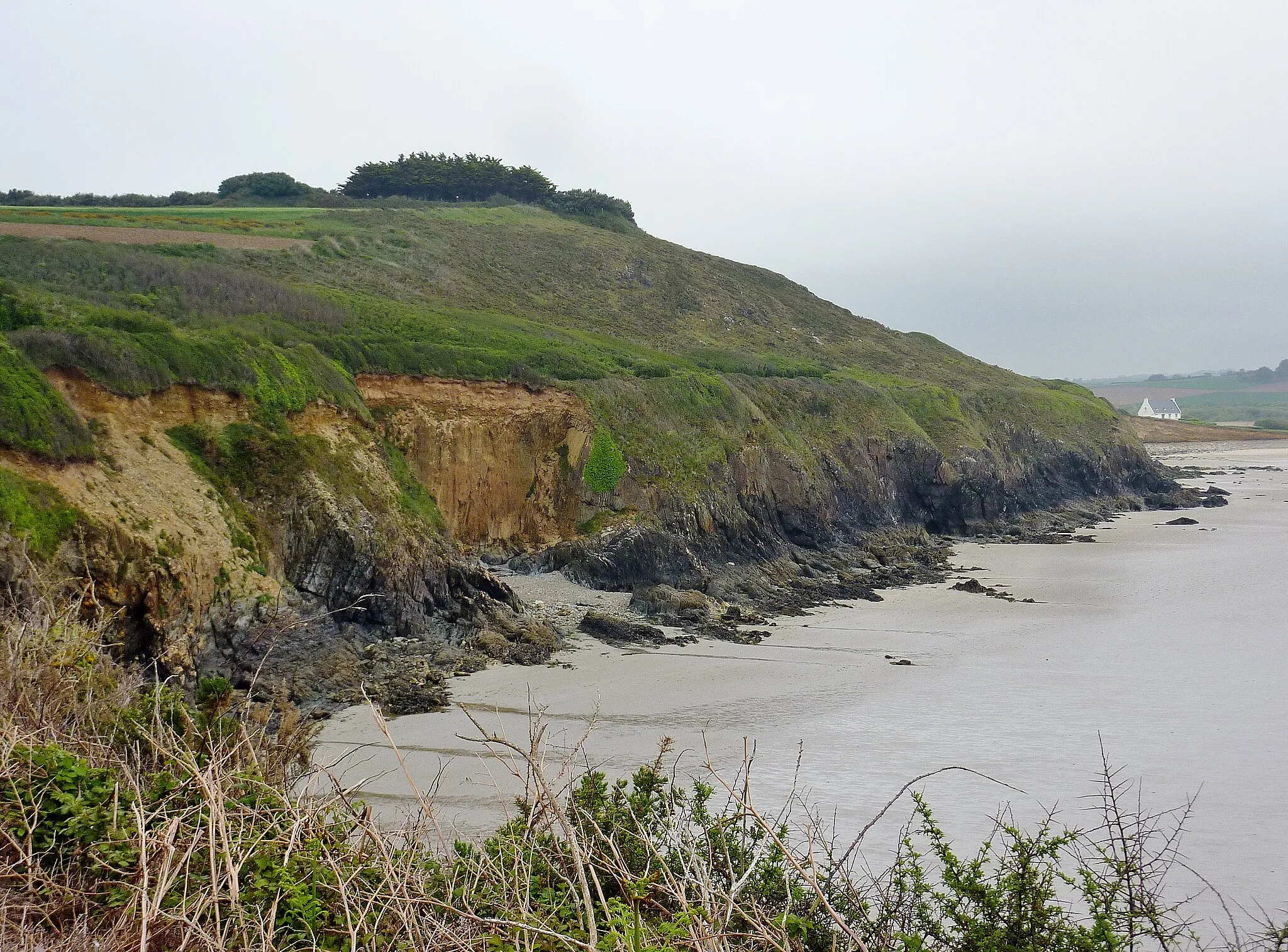 Photo showing: Plomodiern : falaise, avec éboulis récents, entre l'anse de Ty Mark et l'anse de Kervigen.