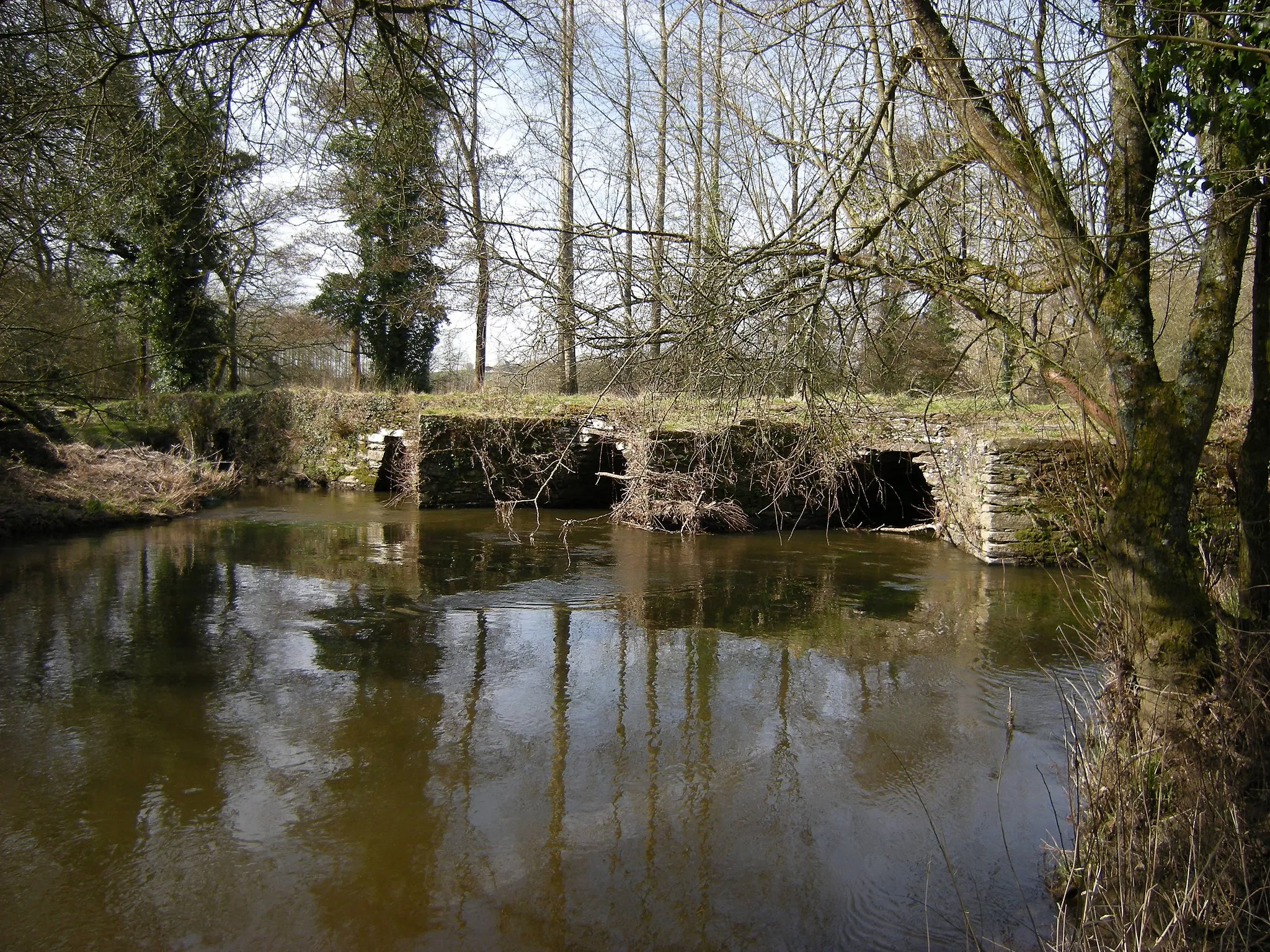 Photo showing: «Gallic» bridge on Hyères river at Plunévézel, Finistère, Britanny, France