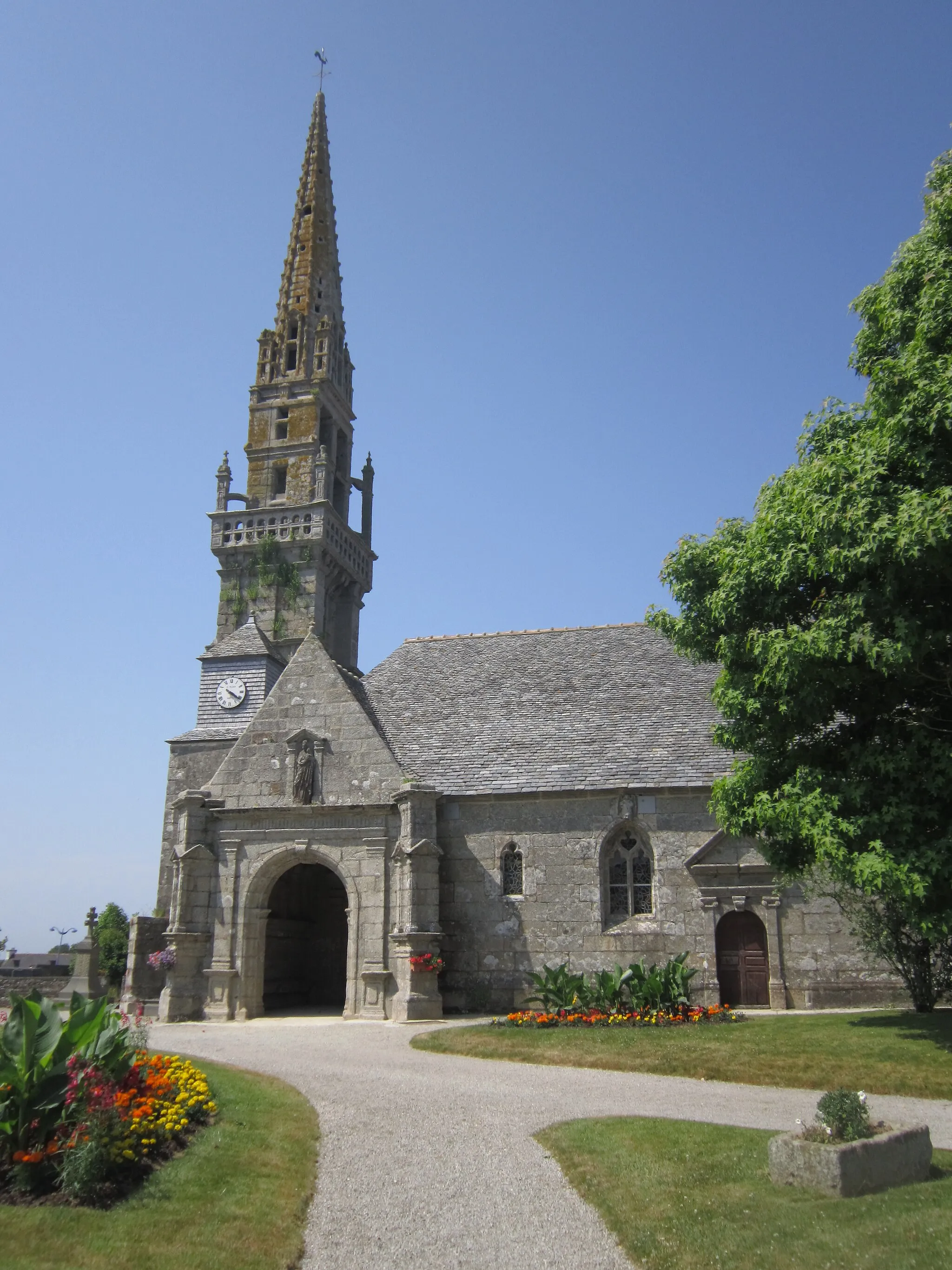 Photo showing: Plougourvest : église paroissiale Saint-Pierre, vue méridionale.