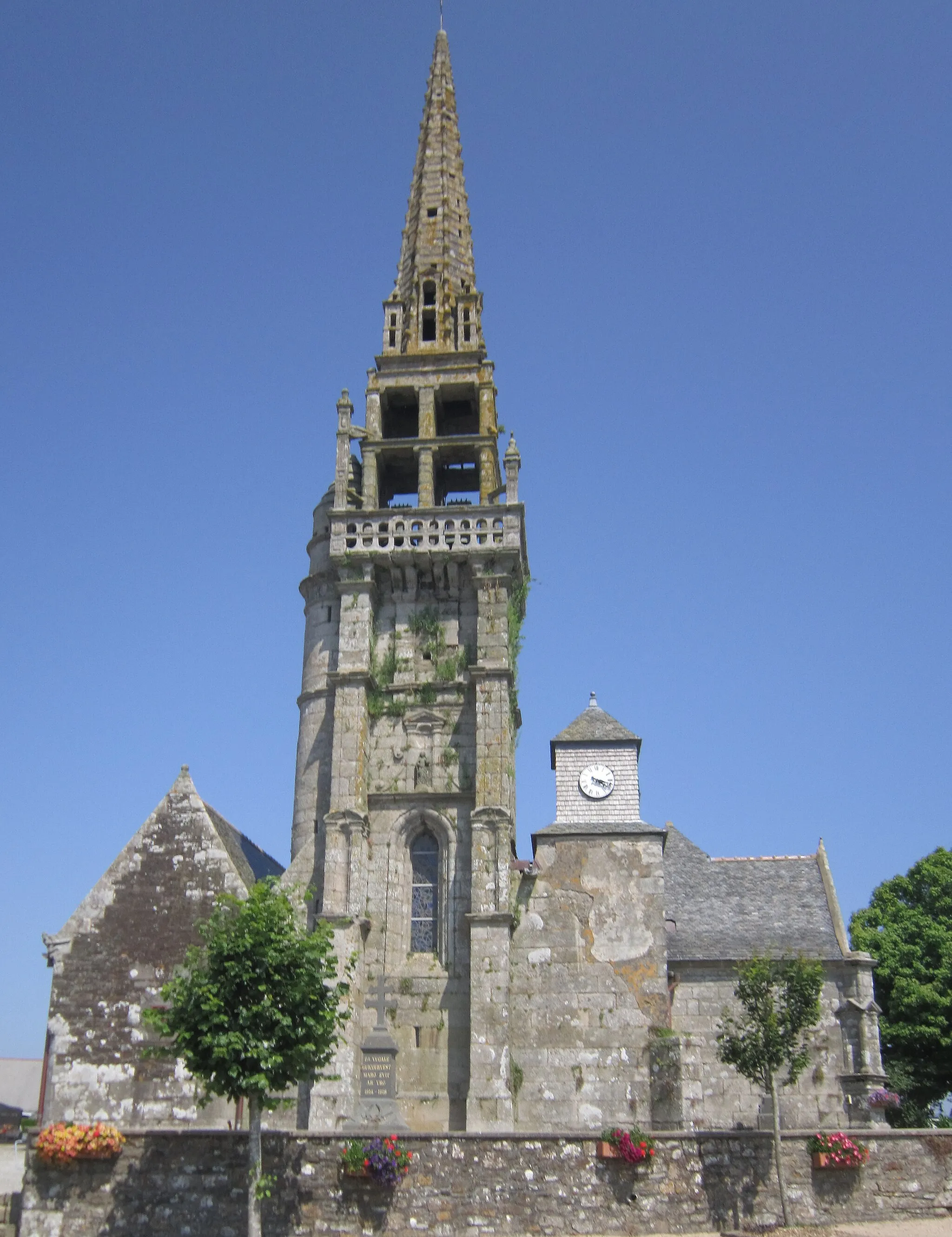 Photo showing: Plougourvest : église paroissiale Saint-Pierre, la façade.