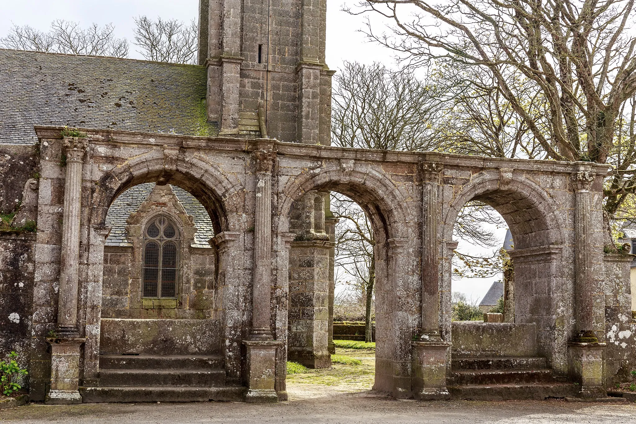 Photo showing: Arc de triomphe (1575-1580) donnant accès à la chapelle Notre-Dame-de-Berven à Plouzévédé (Finistère, Bretagne).