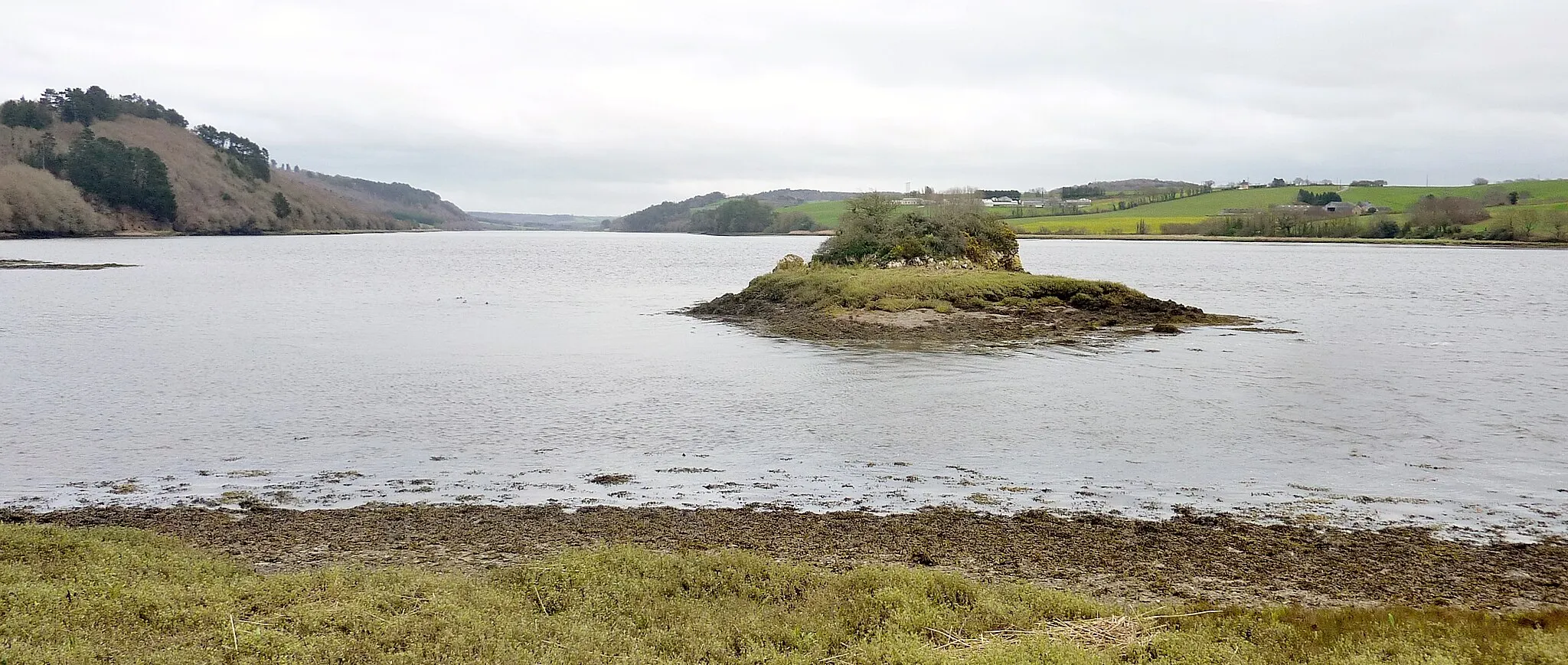 Photo showing: Rosnoën: l'Aulne maritime et l'îlot situé au niveau de l'ancien passage de l'Aulne entre Rosnoën et Dinéault.