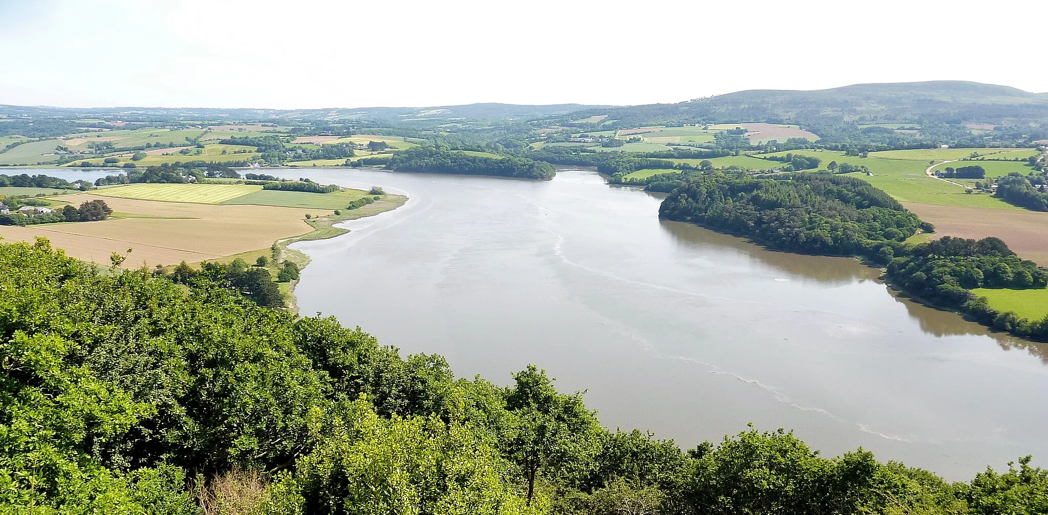 Photo showing: Aulne maritime : vue vers l'amont depuis le belvédère de Rosnoën ; à droite de la photographie, le Ménez-Hom.