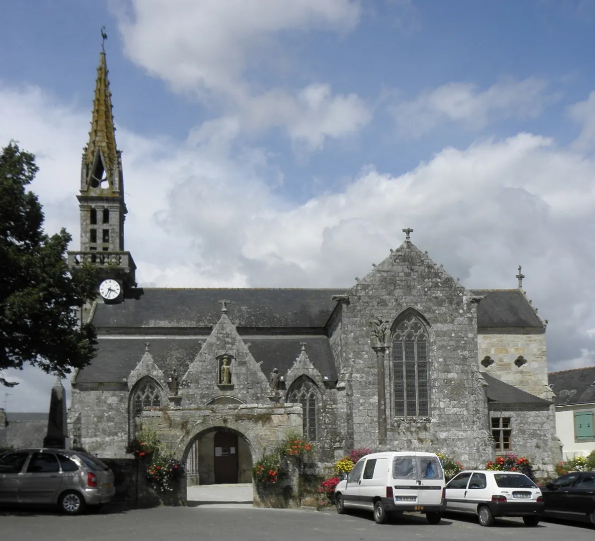 Photo showing: Porte triomphale, calvaire et flanc sud de l'église Saint-Ouen de Quéménéven (29).
