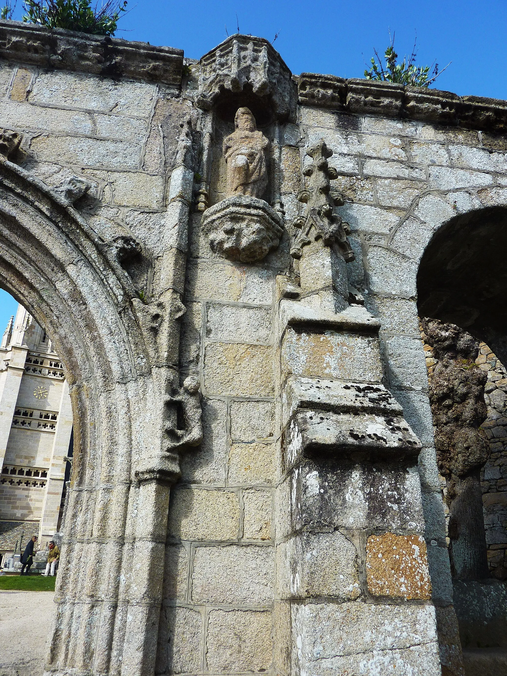 Photo showing: Saint-Jean-du-Doigt : arc de triomphe, pilier de droite, statue de Saint-Jean-Baptiste.