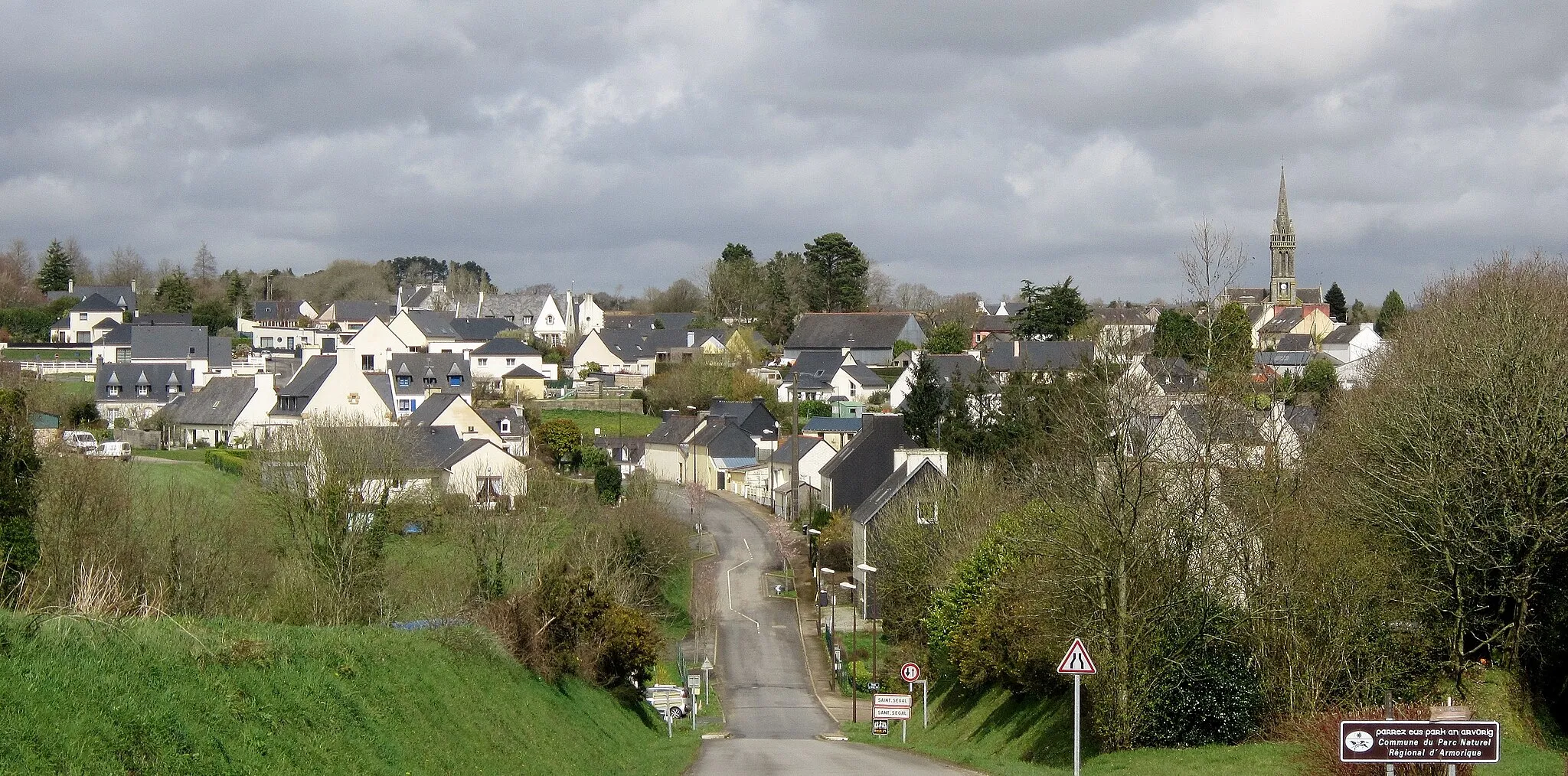 Photo showing: Le bourg de Saint-Ségal : vue panoramique d'ensemble.