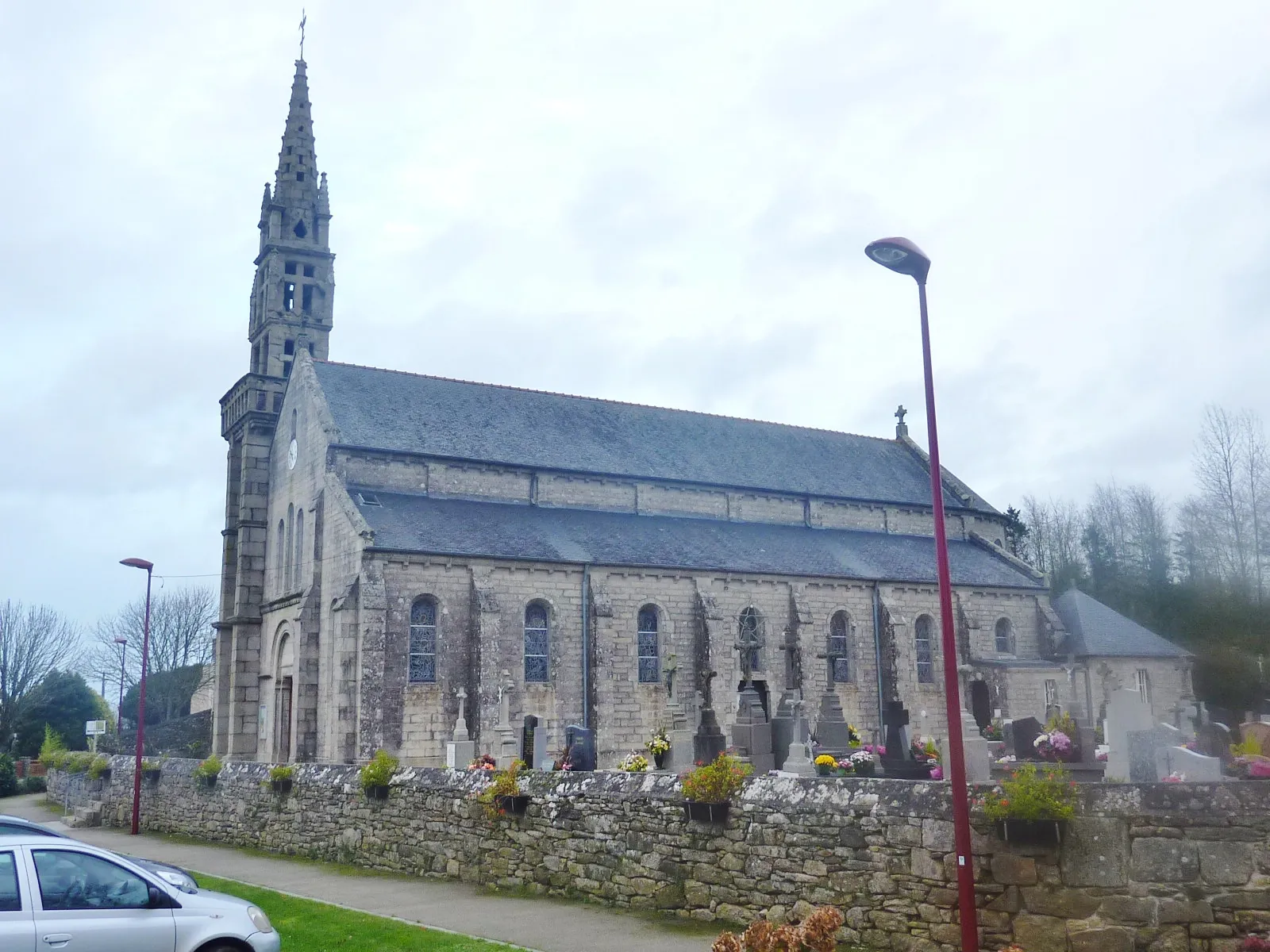 Photo showing: Trégarantec : l'église paroissiale Saint-Théarnec (rebâtie au XIXème en style néogothique après l'incendie de la nuit du 17 au 18 août 1887)