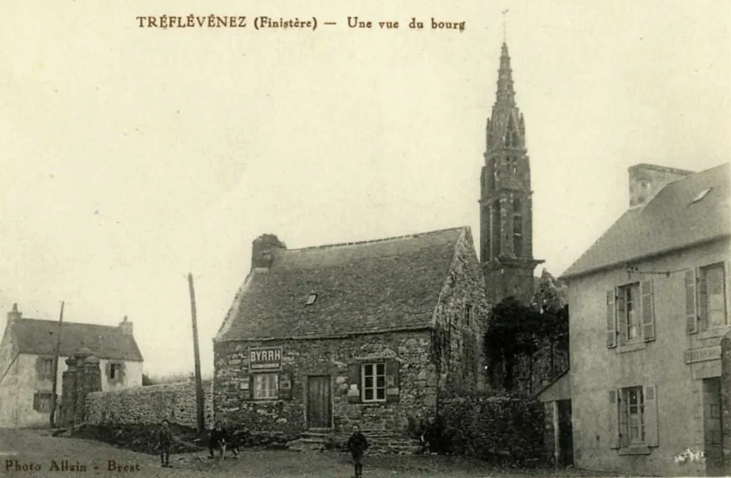 Photo showing: View of Village Hall Street in the early XXth century.