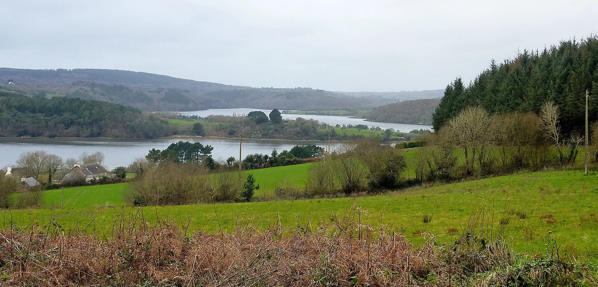 Photo showing: Aulne maritime : le méandre de Trégarvan vu depuis Rosnoën aux environs de Ty Bihan.