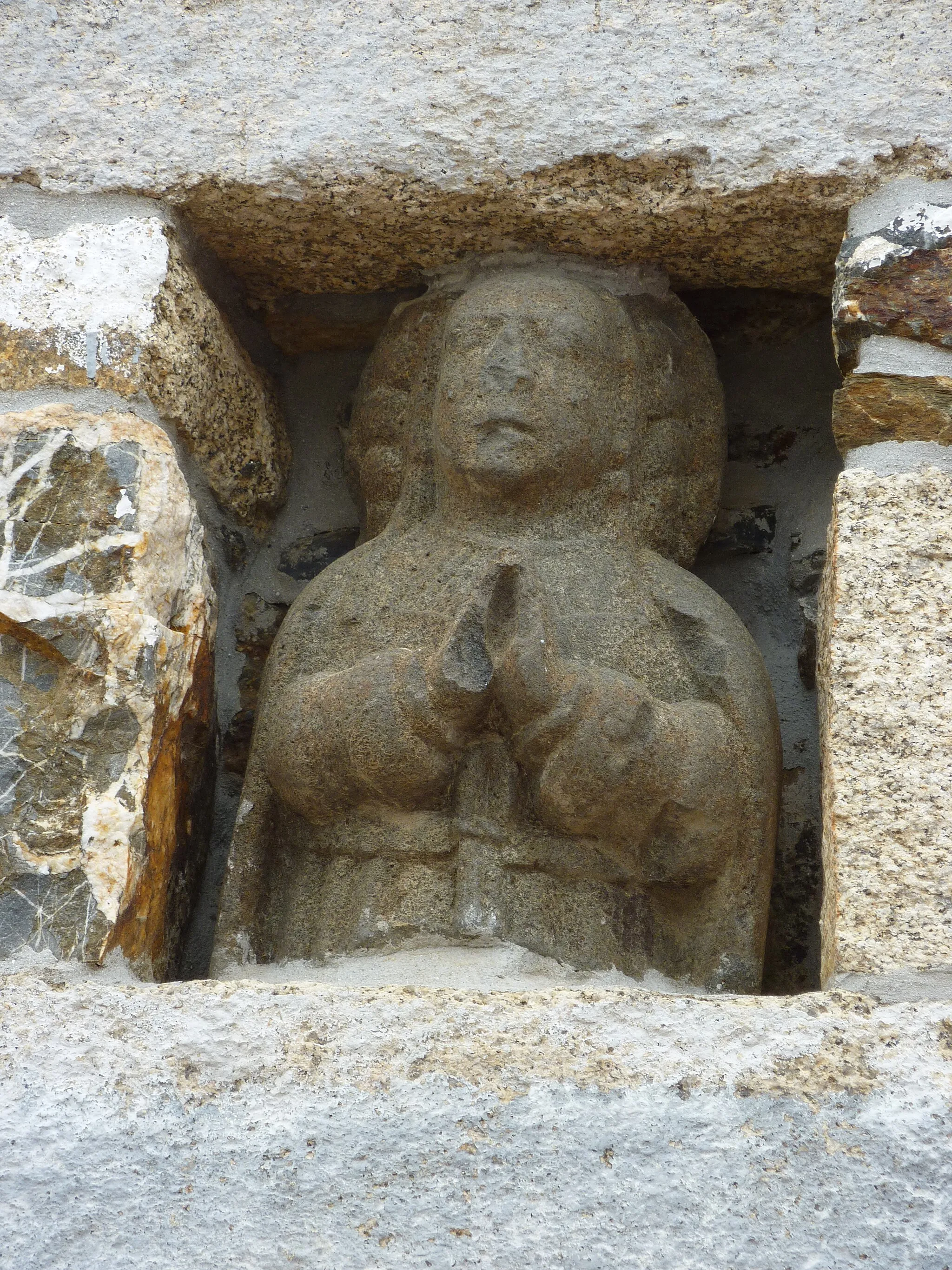 Photo showing: Scrignac: statue ancienne dans une niche sur la façade d'une maison de la place principale du village