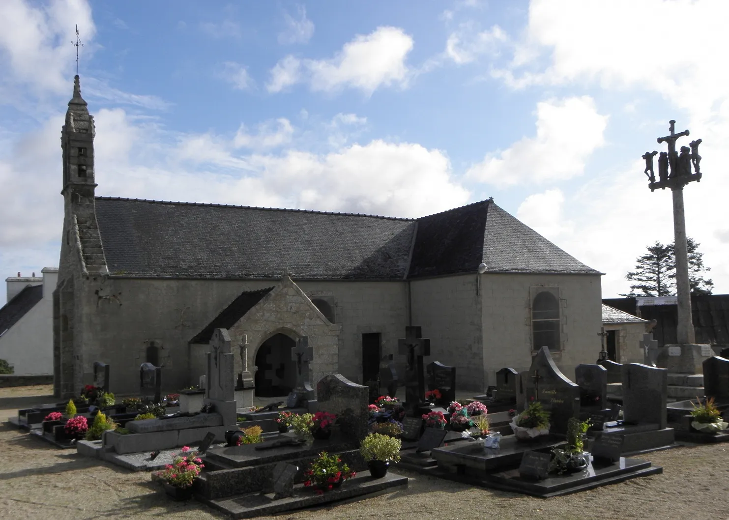 Photo showing: Vue méridionale de l'église Saint-Péran de Trézilidé (29) et de son calvaire.