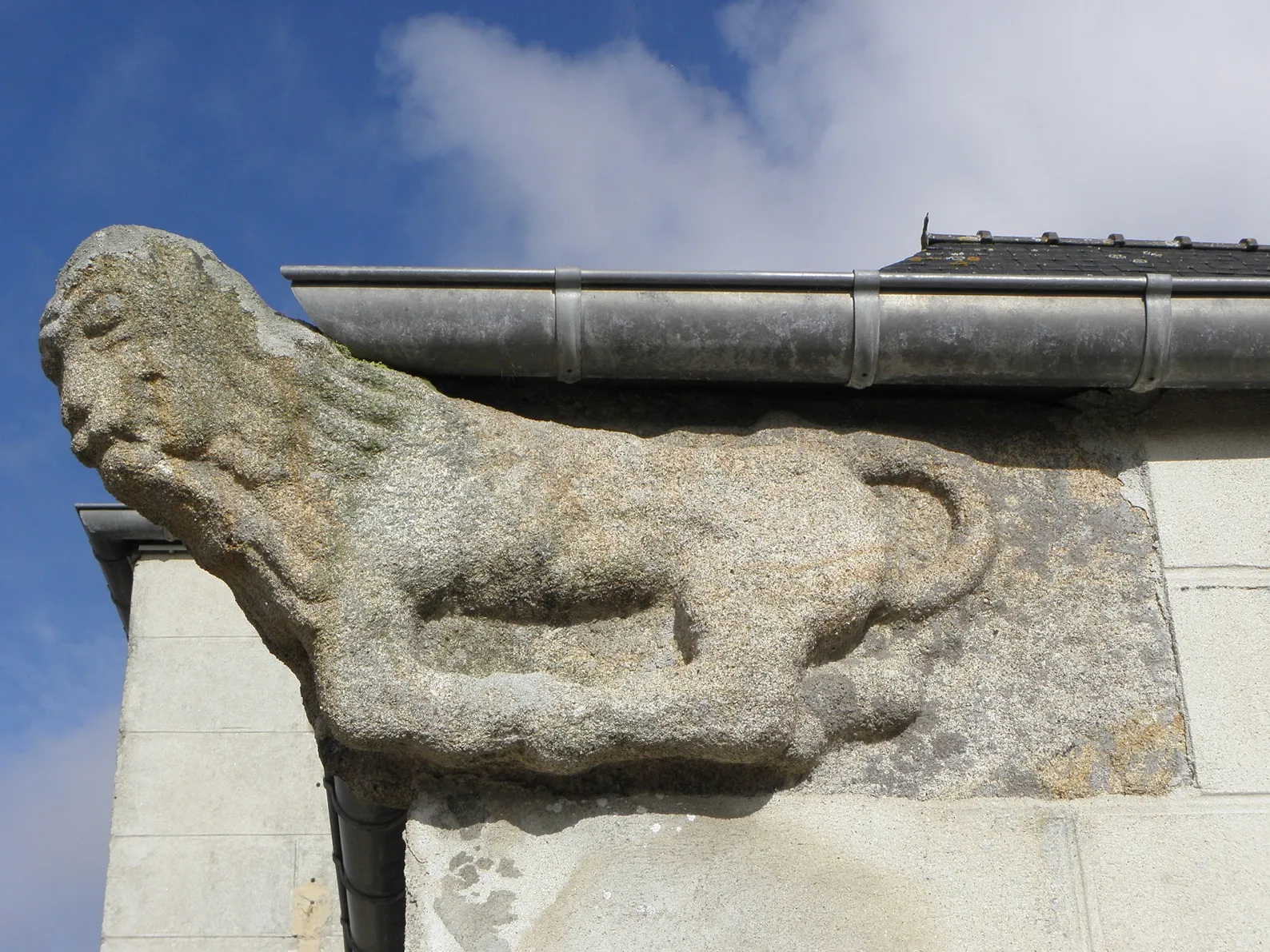 Photo showing: Détail sculpté du chevet de l'église Saint-Péran de Trézilidé (29).