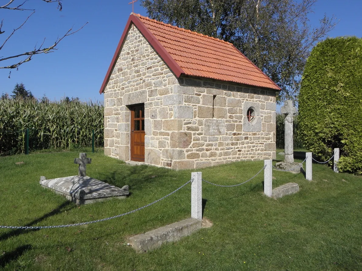 Photo showing: Intérieur de l'église Saint-Martin de Montours (35). Vitrail du Rosaire.