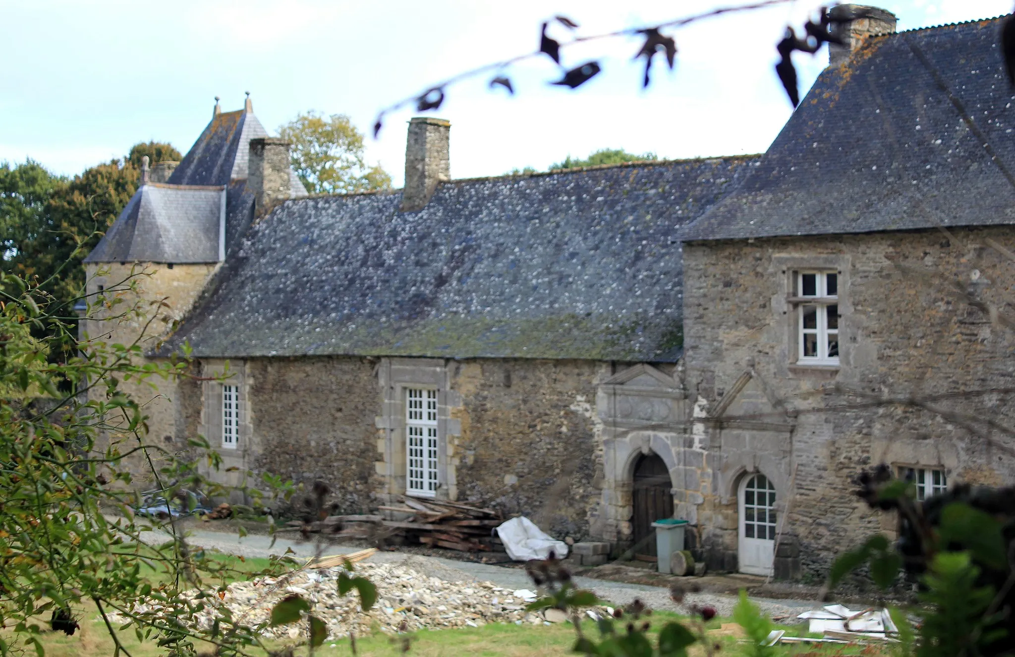 Photo showing: This building is indexed in the base Mérimée, a database of architectural heritage maintained by the French Ministry of Culture, under the reference PA56000005 .