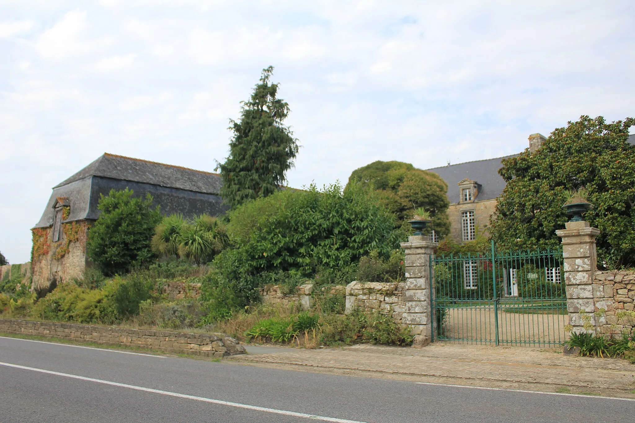 Photo showing: This building is indexed in the base Mérimée, a database of architectural heritage maintained by the French Ministry of Culture, under the reference PA56000016 .