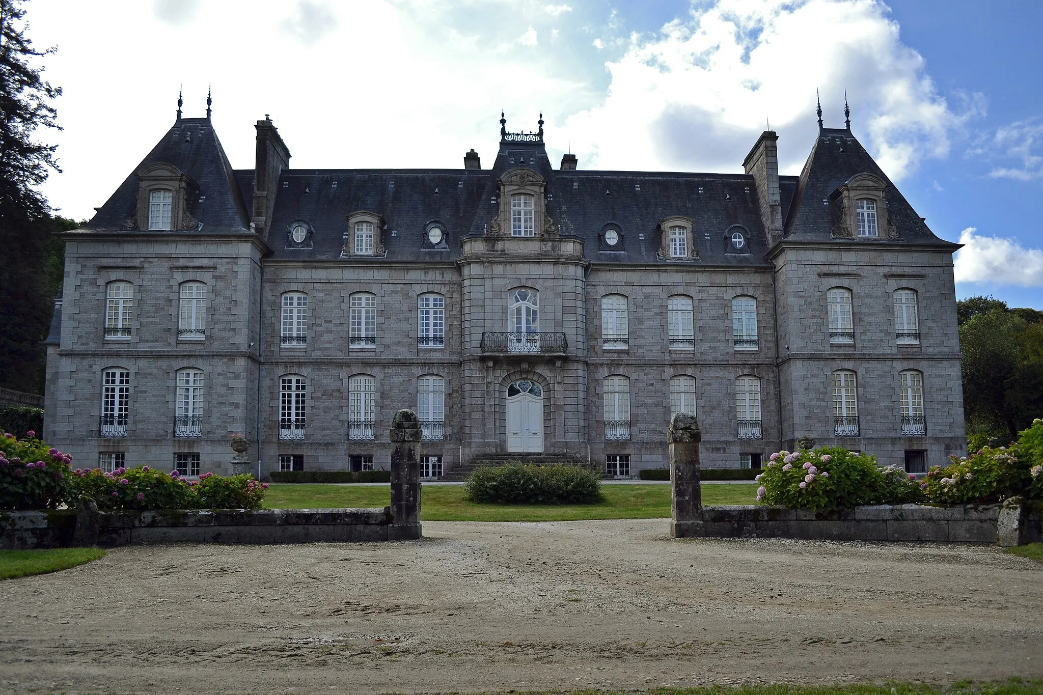 Photo showing: This building is indexed in the base Mérimée, a database of architectural heritage maintained by the French Ministry of Culture, under the reference PA00090167 .