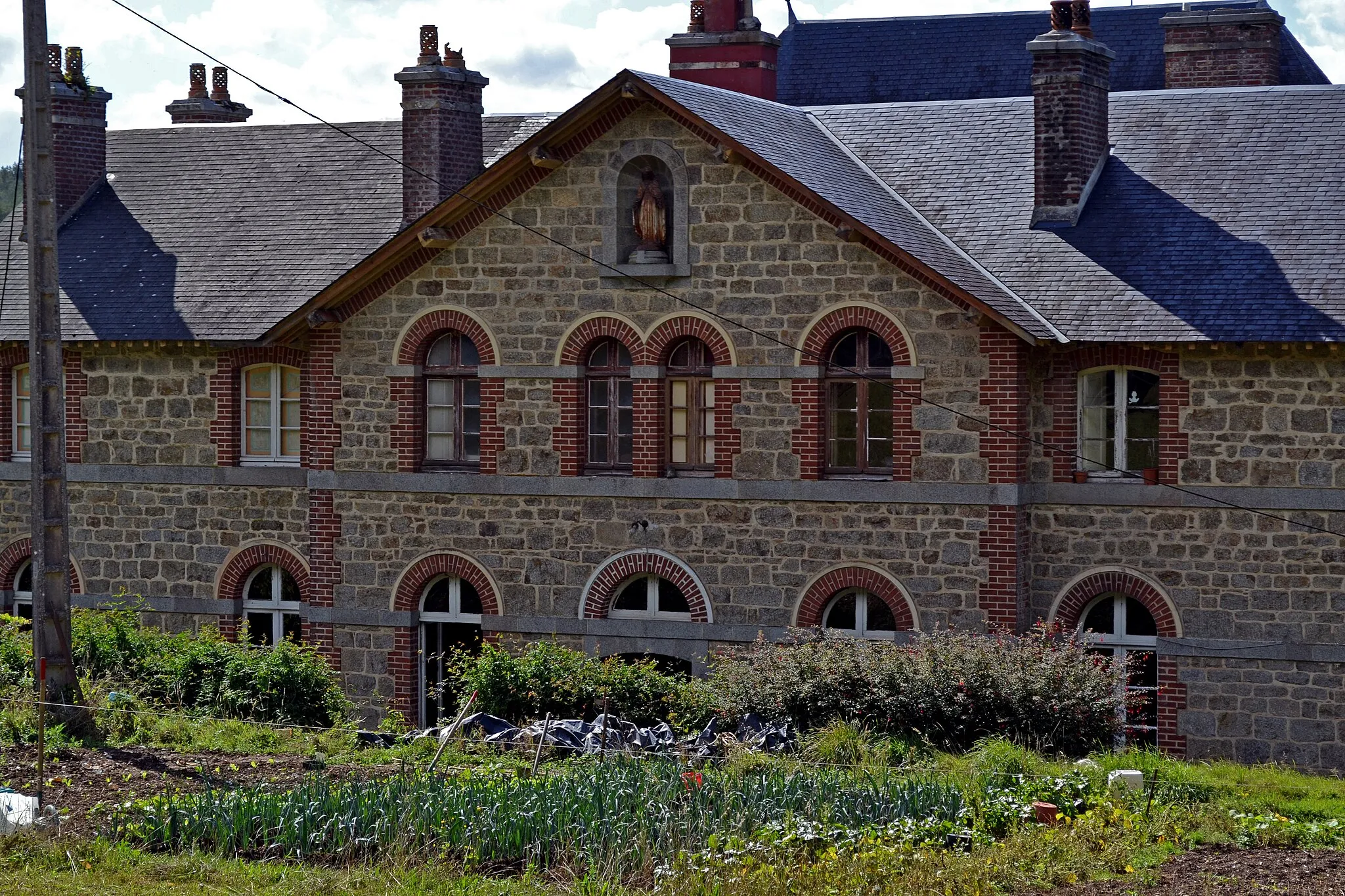 Photo showing: This building is indexed in the base Mérimée, a database of architectural heritage maintained by the French Ministry of Culture, under the reference PA00090167 .