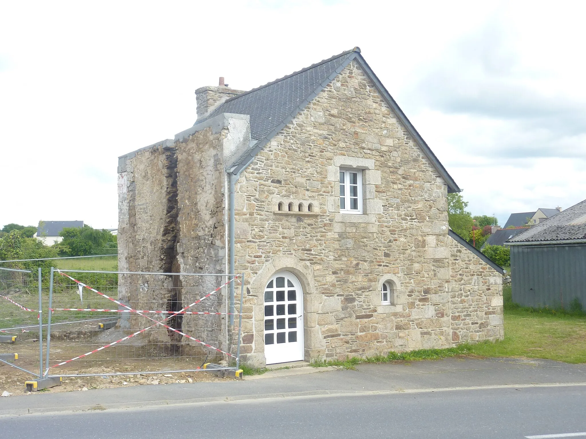 Photo showing: Saint-Méen : maison ancienne dans le bourg, dotée d'un pigeonnier