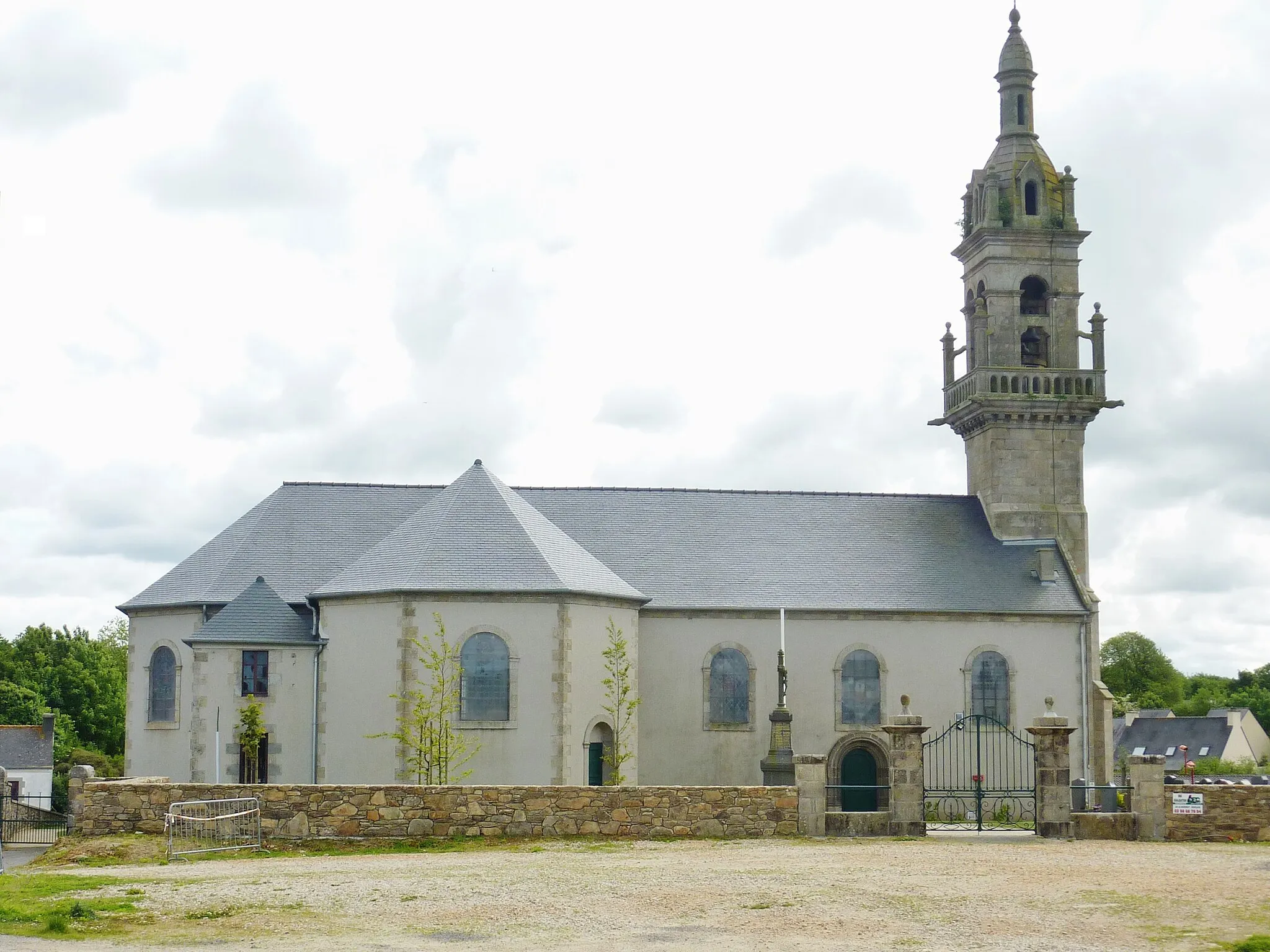 Photo showing: Saint-Méen : l'église paroissiale Saint-Méen vue du côté nord