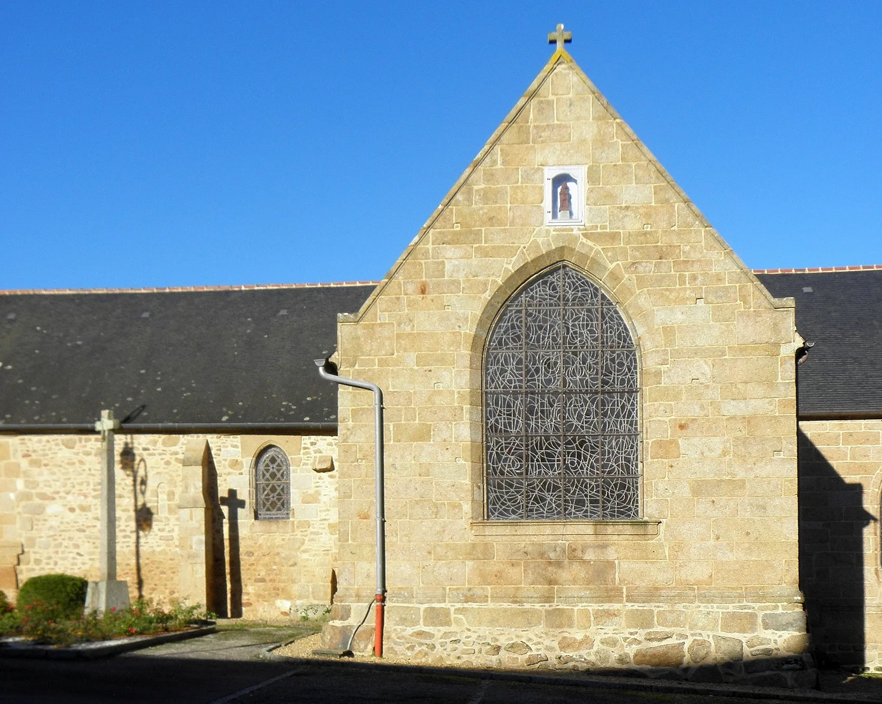 Photo showing: Extérieur de l'église Saint-Marc (anciennement Saint-Médard) de Saint-Marc-le-Blanc (35). Costale méridionale de la nef et croisillon sud.