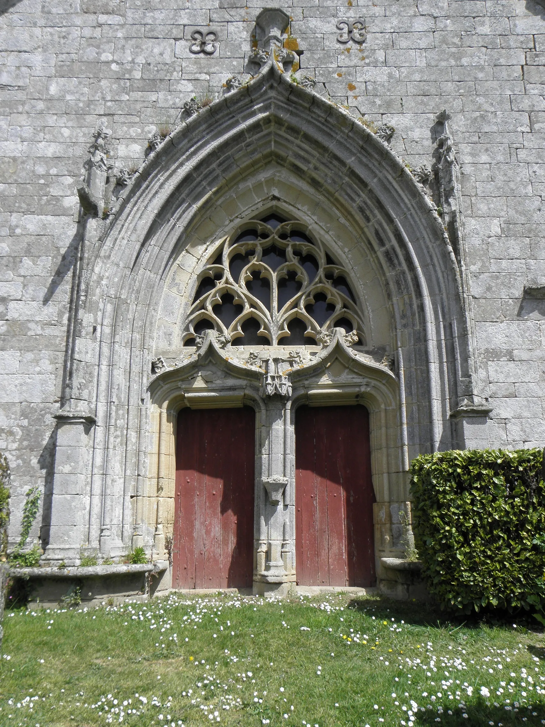 Photo showing: Chapelle de Saint-Nicolas-des-Eaux en Pluméliau (56). Portail de la façade occideentale.