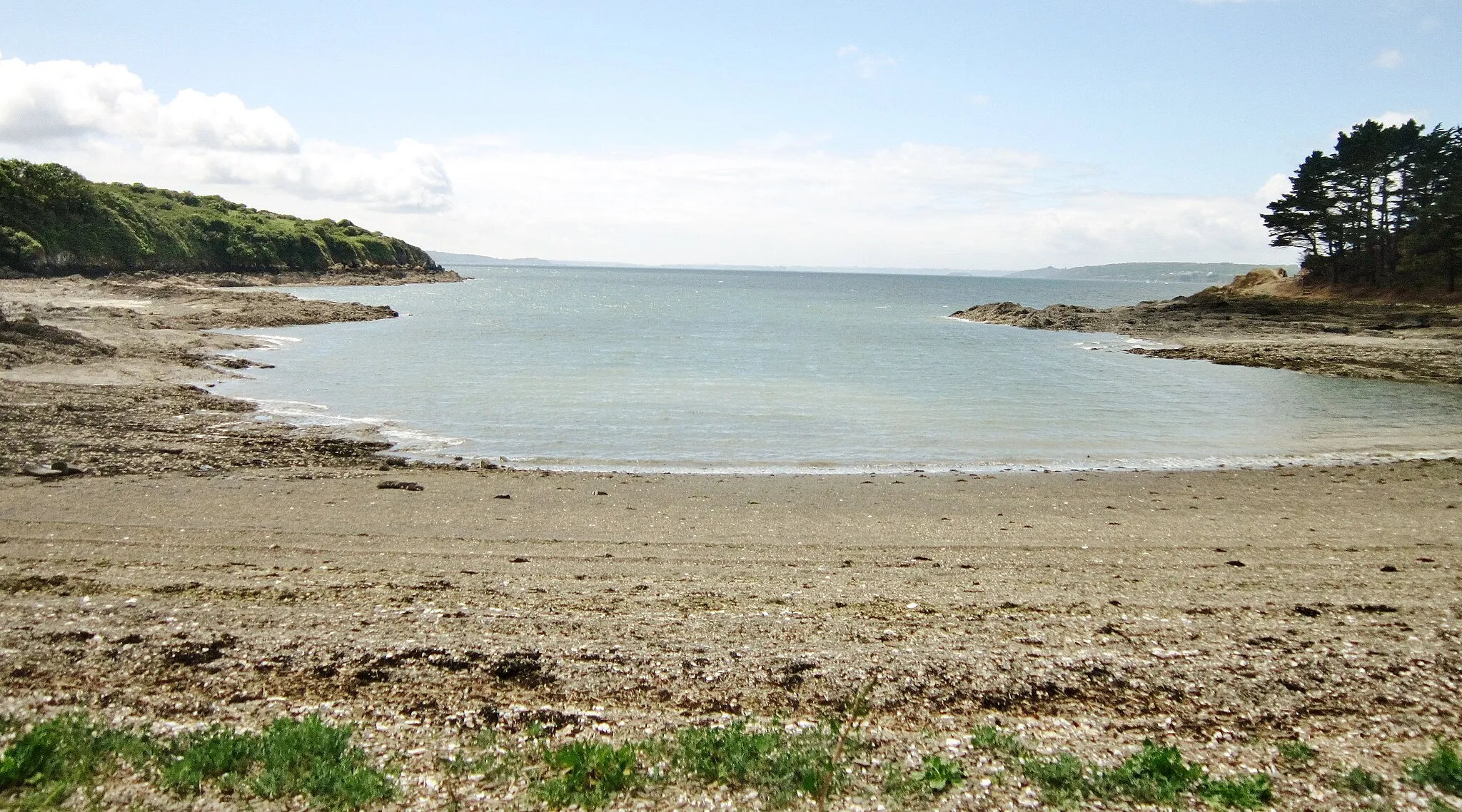 Photo showing: Logonna-Daoulas : la grève du Bindy (à droite de la photographie la Pointe du Bindy et à gauche la Grande Île du Bindy).