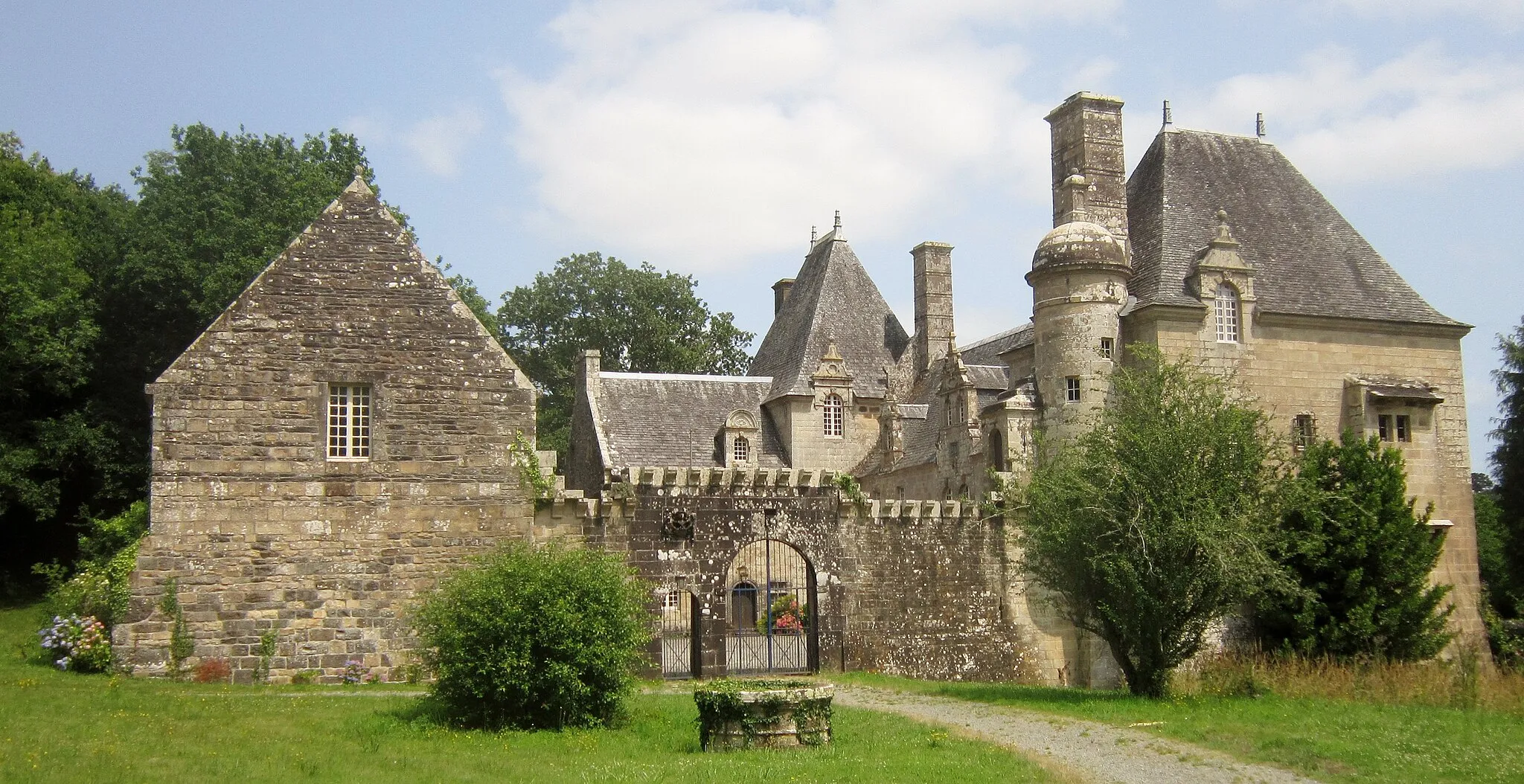 Photo showing: Logonna-Daoulas : le château de Rosmorduc vu de l'ouest.