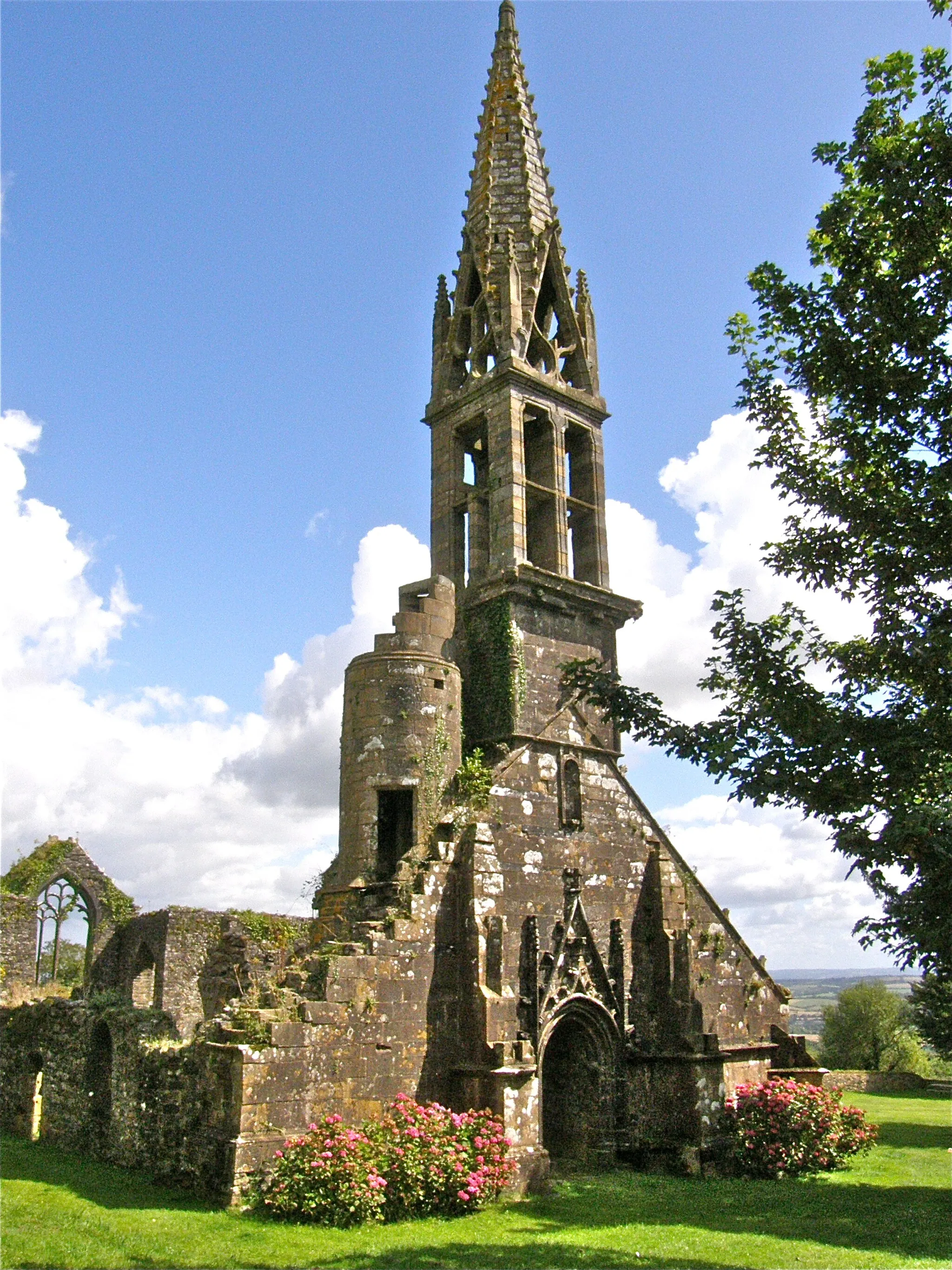 Photo showing: Les ruines de l'église du vieux bourg de QUIMERC'H.