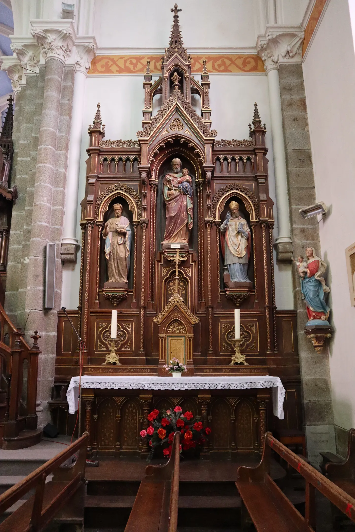 Photo showing: Église Saint-Georges de Saint-Georges-de-Reintembault (35). Intérieur. Autel et retable de Saint-Joseph.