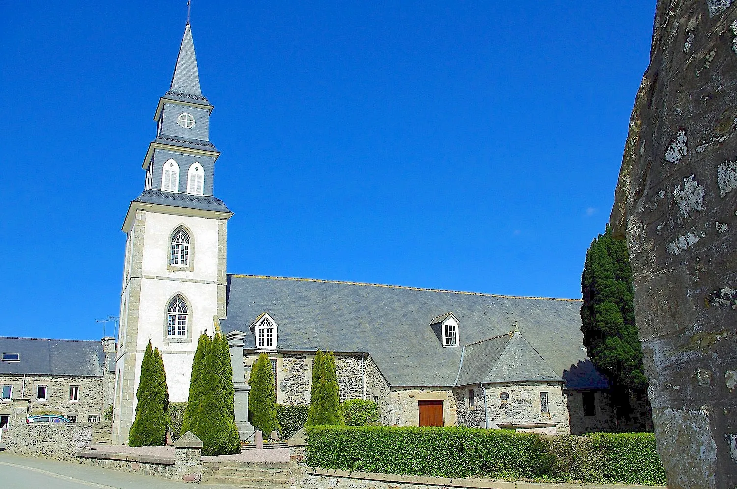 Photo showing: L'église de Pléboulle, dans les Côtes d'Armor, en 2012.