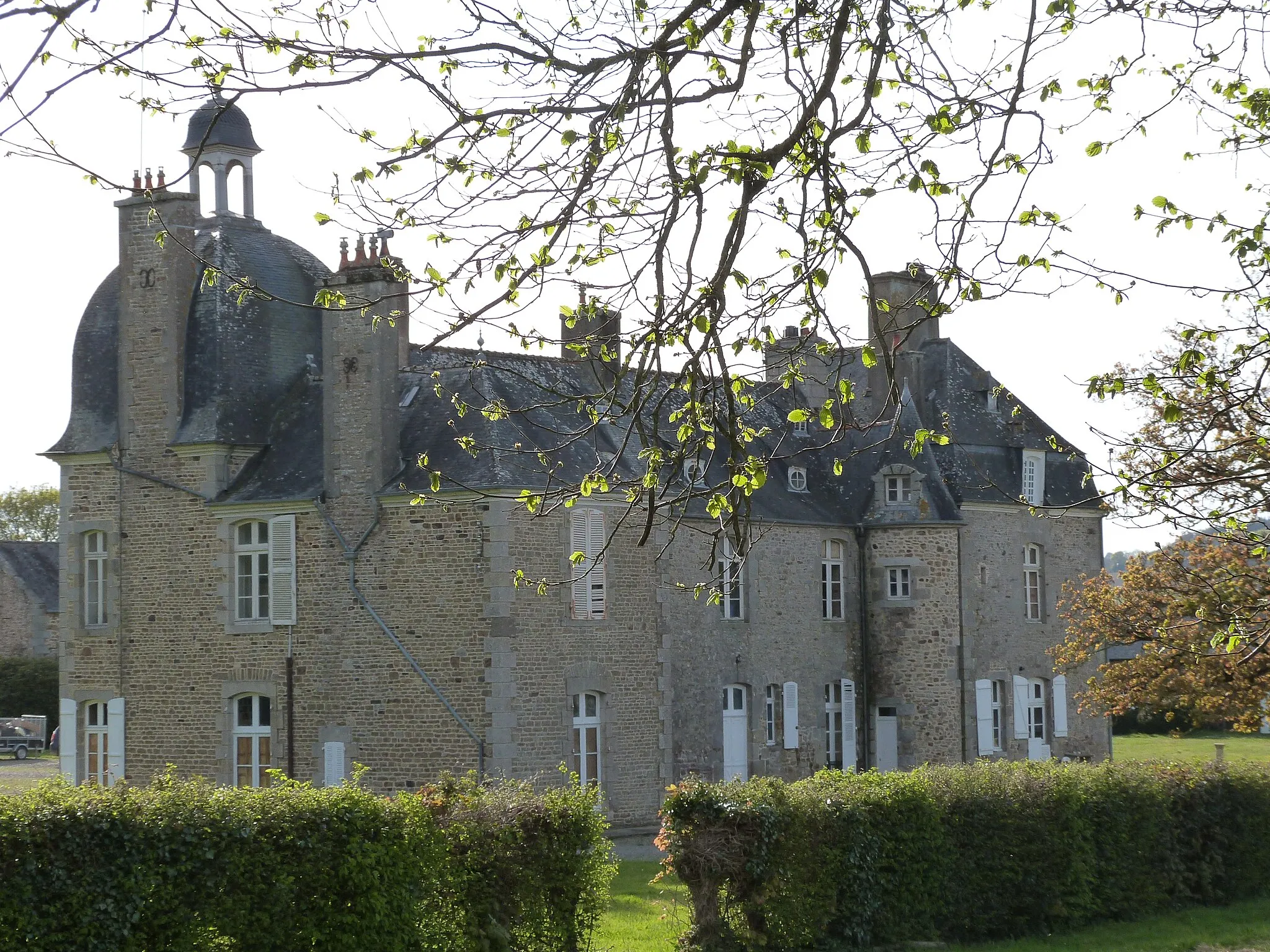 Photo showing: Vue arrière du château de la Motte-Basse au Gouray (Côtes-d'Armor)