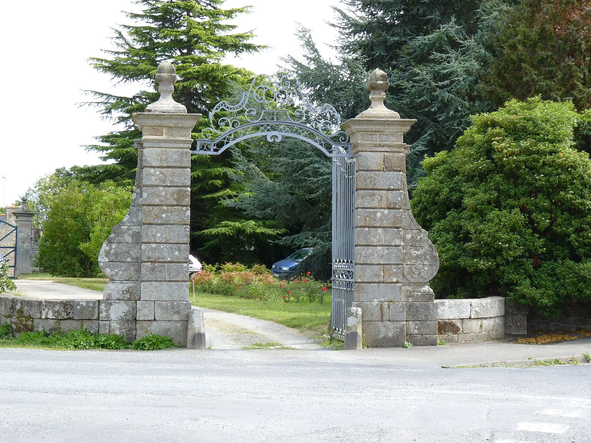 Photo showing: Château du 18ème siècle. Portail.