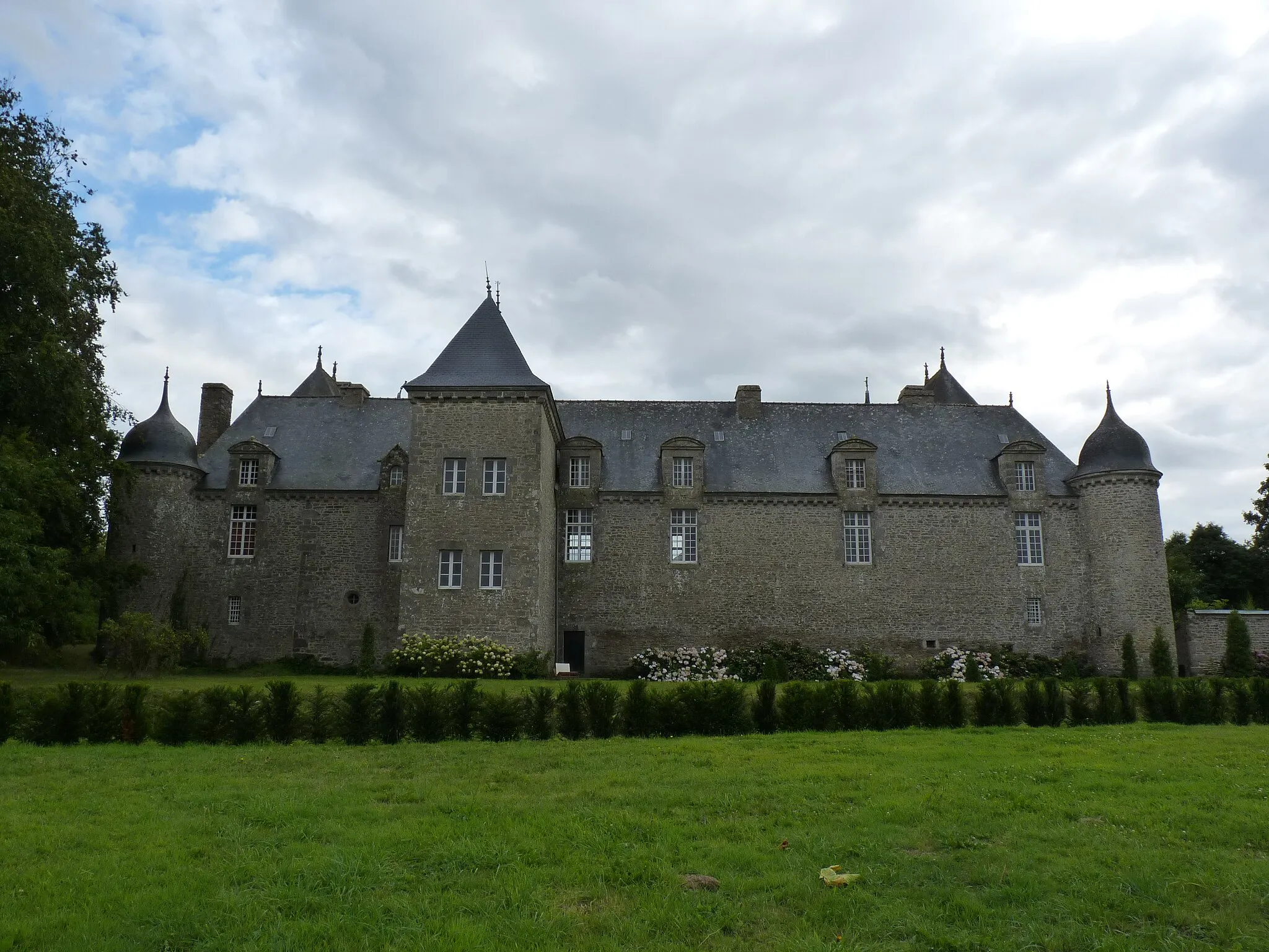 Photo showing: Château du 16ème-17ème siècle construit dans un style médiéval. Vue des jardins.