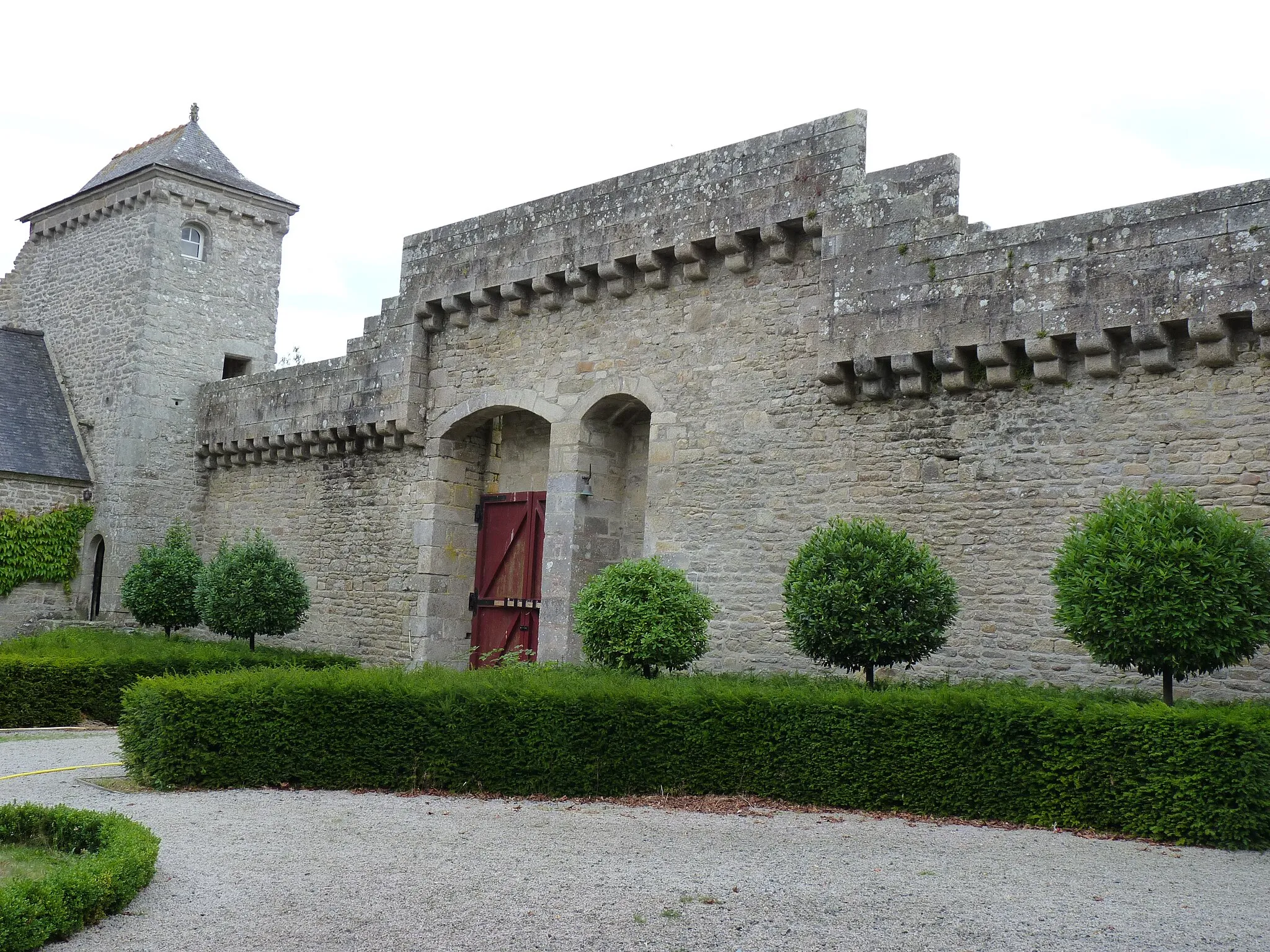 Photo showing: Château du 16ème-17ème siècle construit dans un style médiéval. Enceinte vue de la cour intérieure.