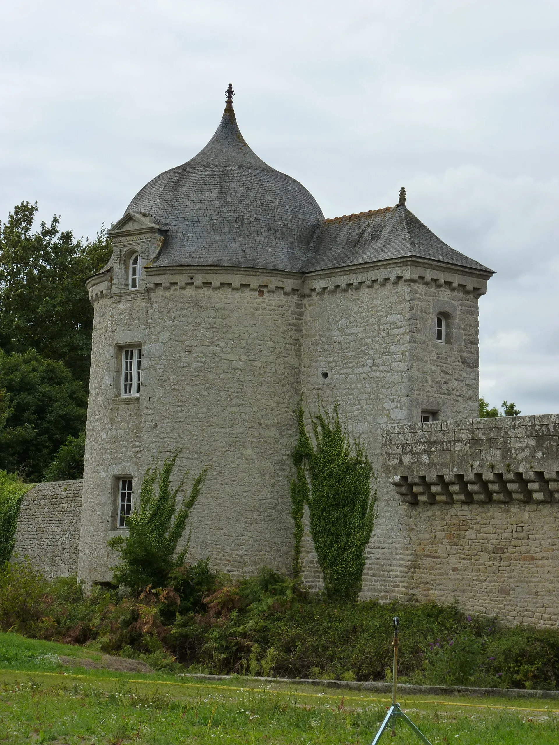 Photo showing: Château du 16ème-17ème siècle construit dans un style médiéval.