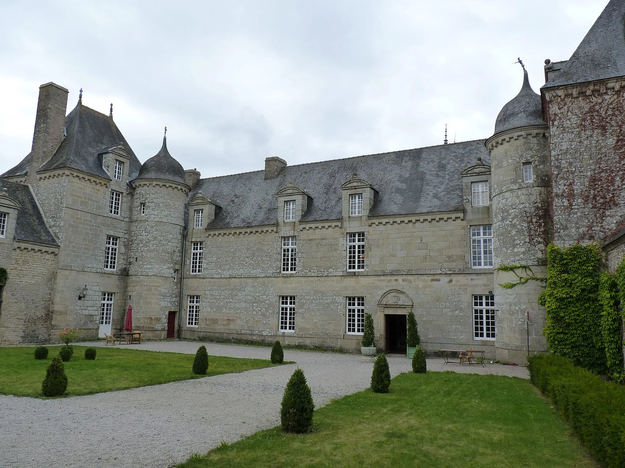 Photo showing: Château du 16ème-17ème siècle construit dans un style médiéval. Cour du château.