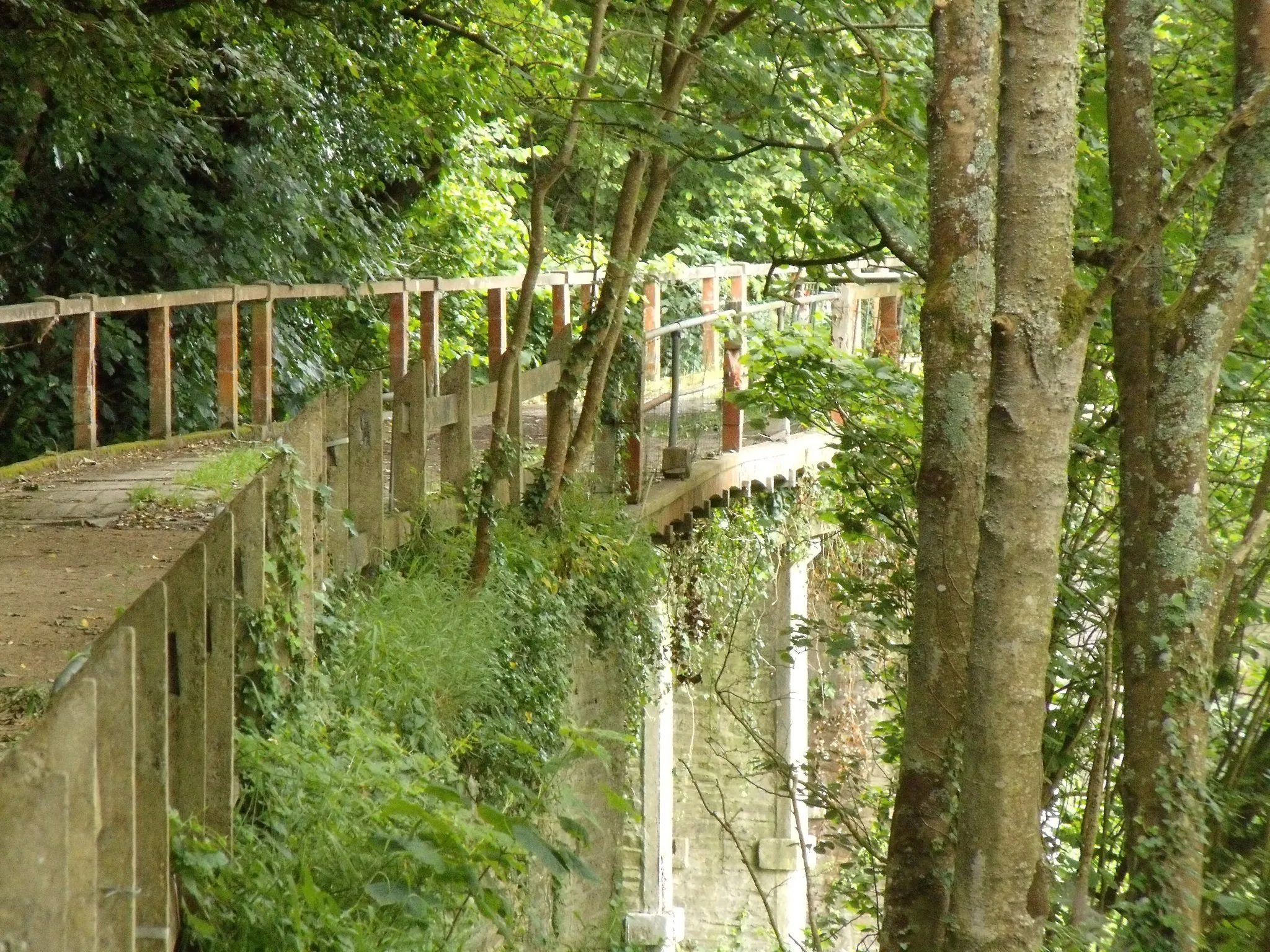 Photo showing: Sur le tracé de la ligne de Lannion à Plestin les Grèves, les passerelles de Saint-Efflam en Plestin. (La localisation géographique est précise à 100 mètres près sur le chemin, la vue aérienne étant difficile en raison des arbres)