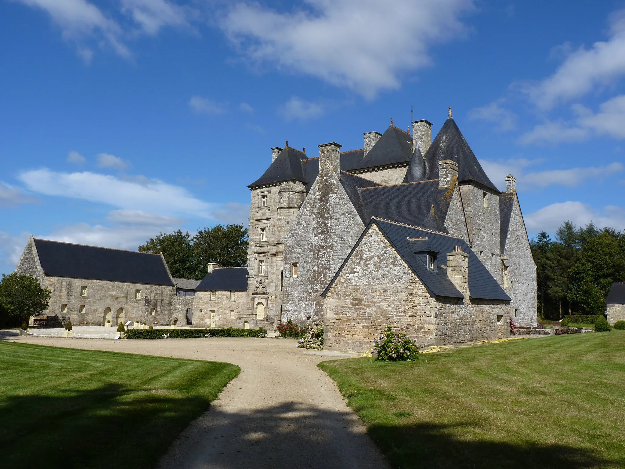Photo showing: Vue du château et des communs depuis la chapelle domestique (Sainte Catherine)
