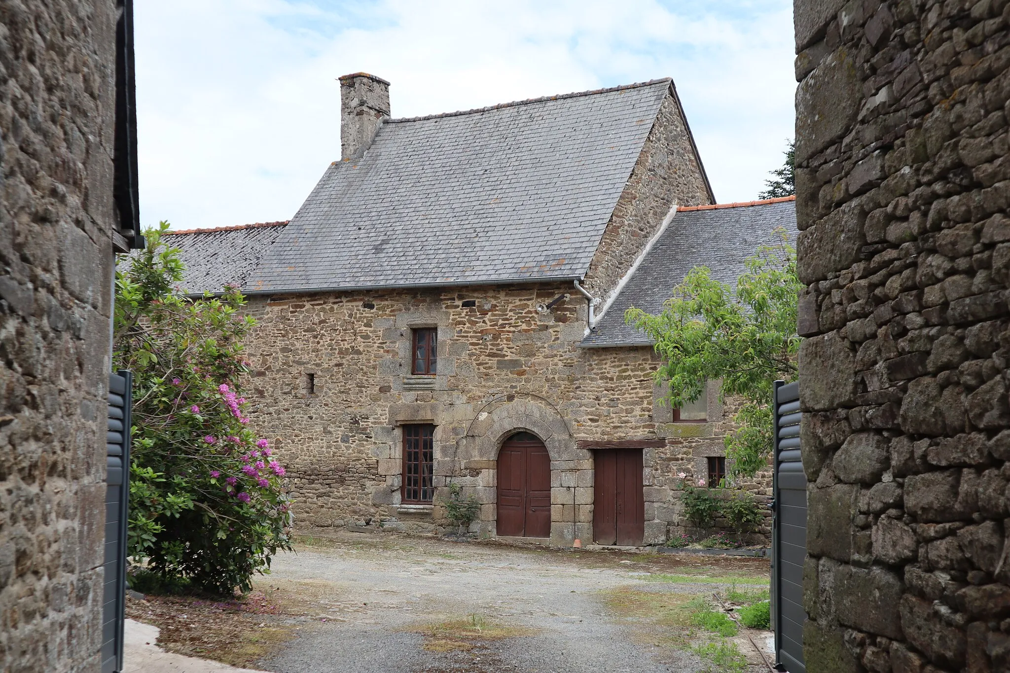 Photo showing: Vieille maison du bourg de Noyal-sous-Bazouges, Ille-et-Vilaine.