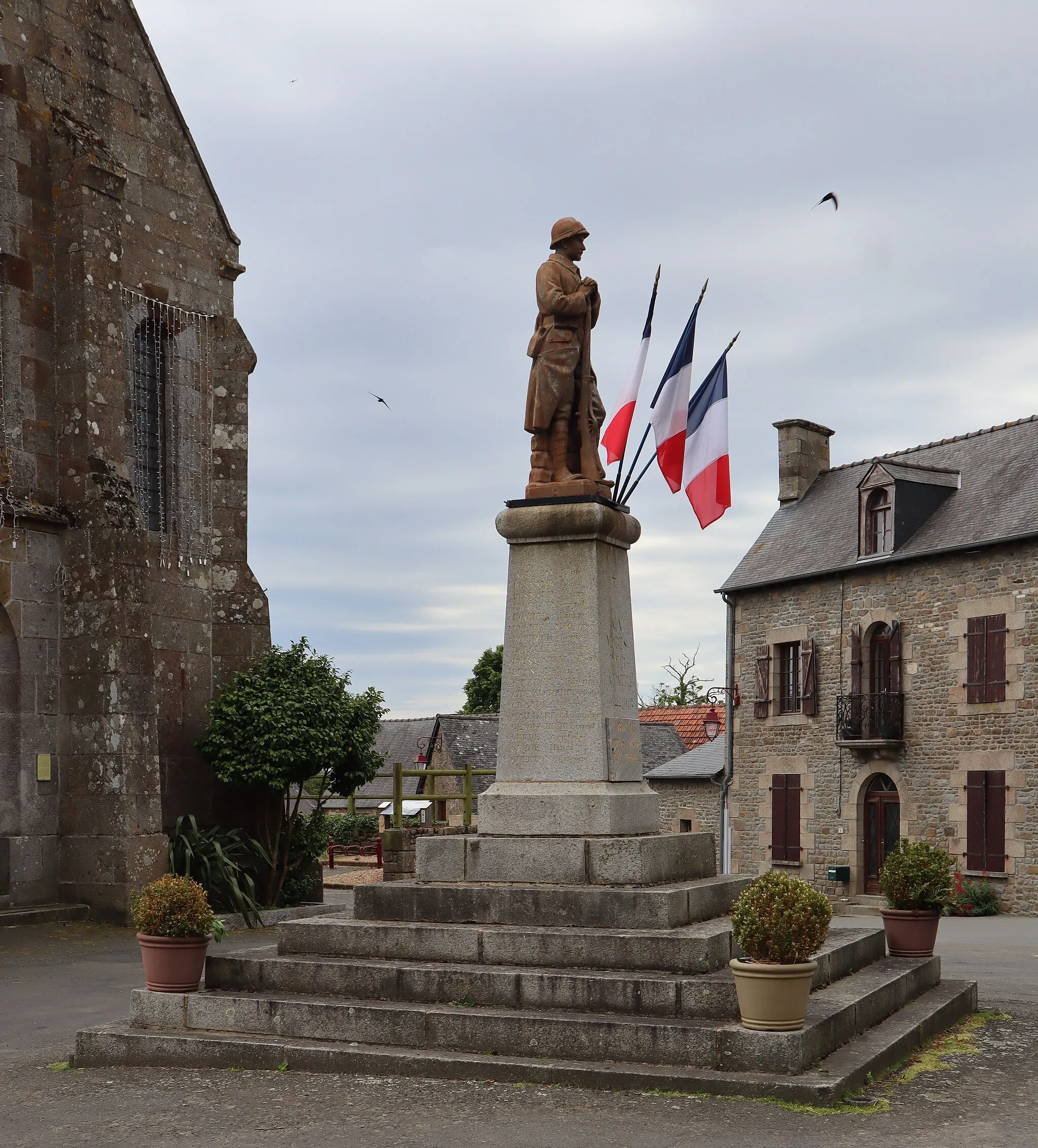 Photo showing: Monument aux morts de Noyal-sous-Bazouges, Ille-et-Vilaine.