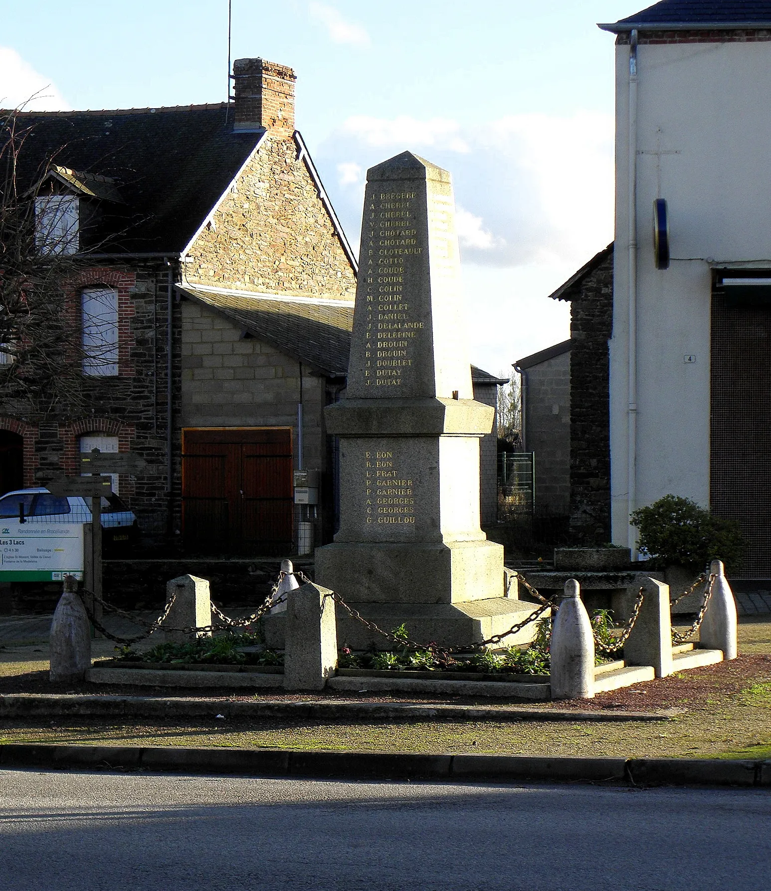 Photo showing: This building is indexed in the base Mérimée, a database of architectural heritage maintained by the French Ministry of Culture, under the reference IA35018402 .