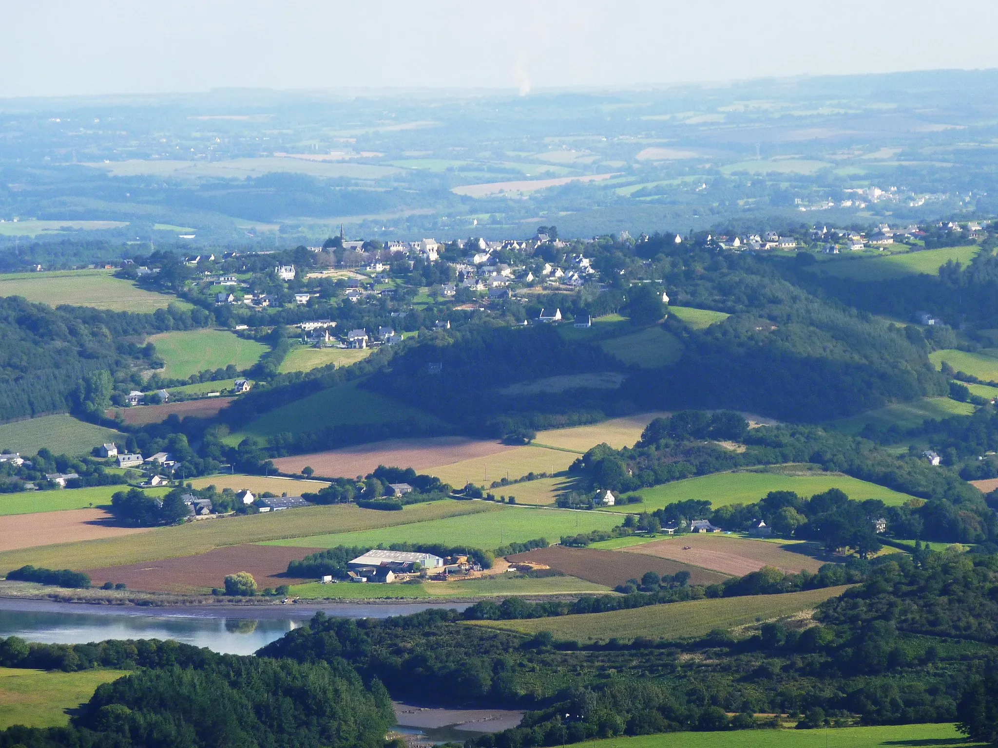 Photo showing: Rosnoën vu du sommet du Menez-Hom