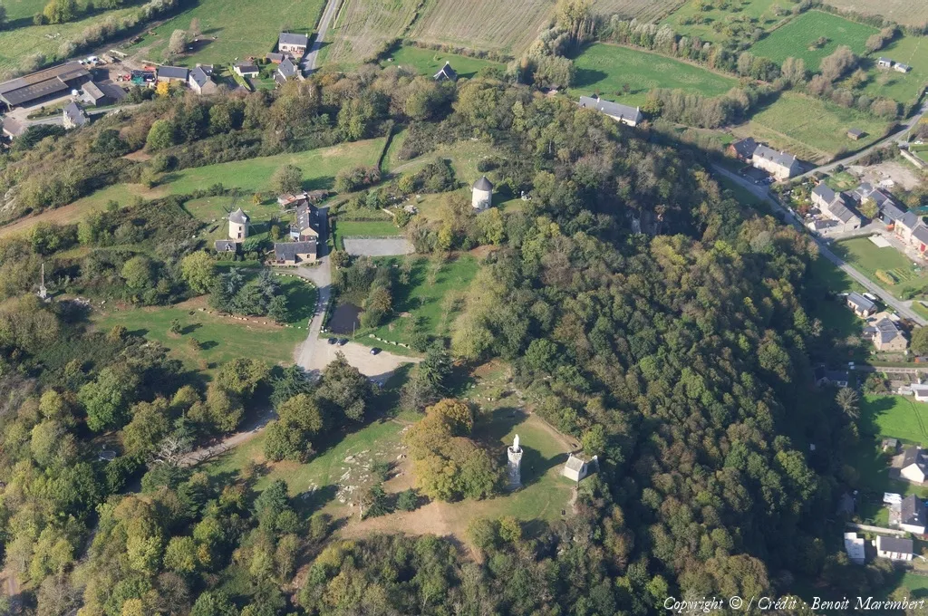 Photo showing: Vue aérienne du Mont Dol de Bretagne (ile et vilaine)  France