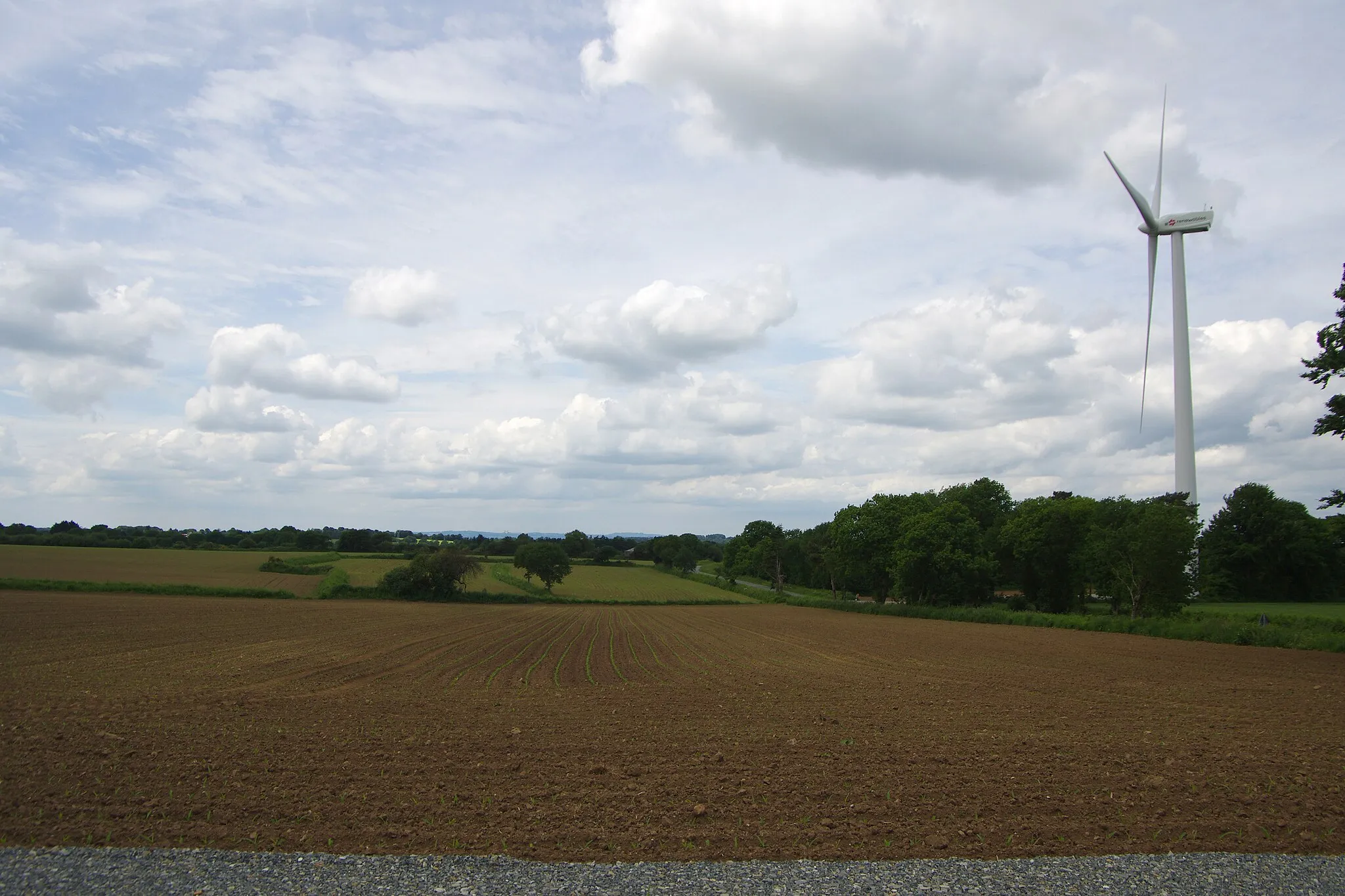 Photo showing: Éolienne du parc éolien de Boquého et vue sur le paysage alentour.