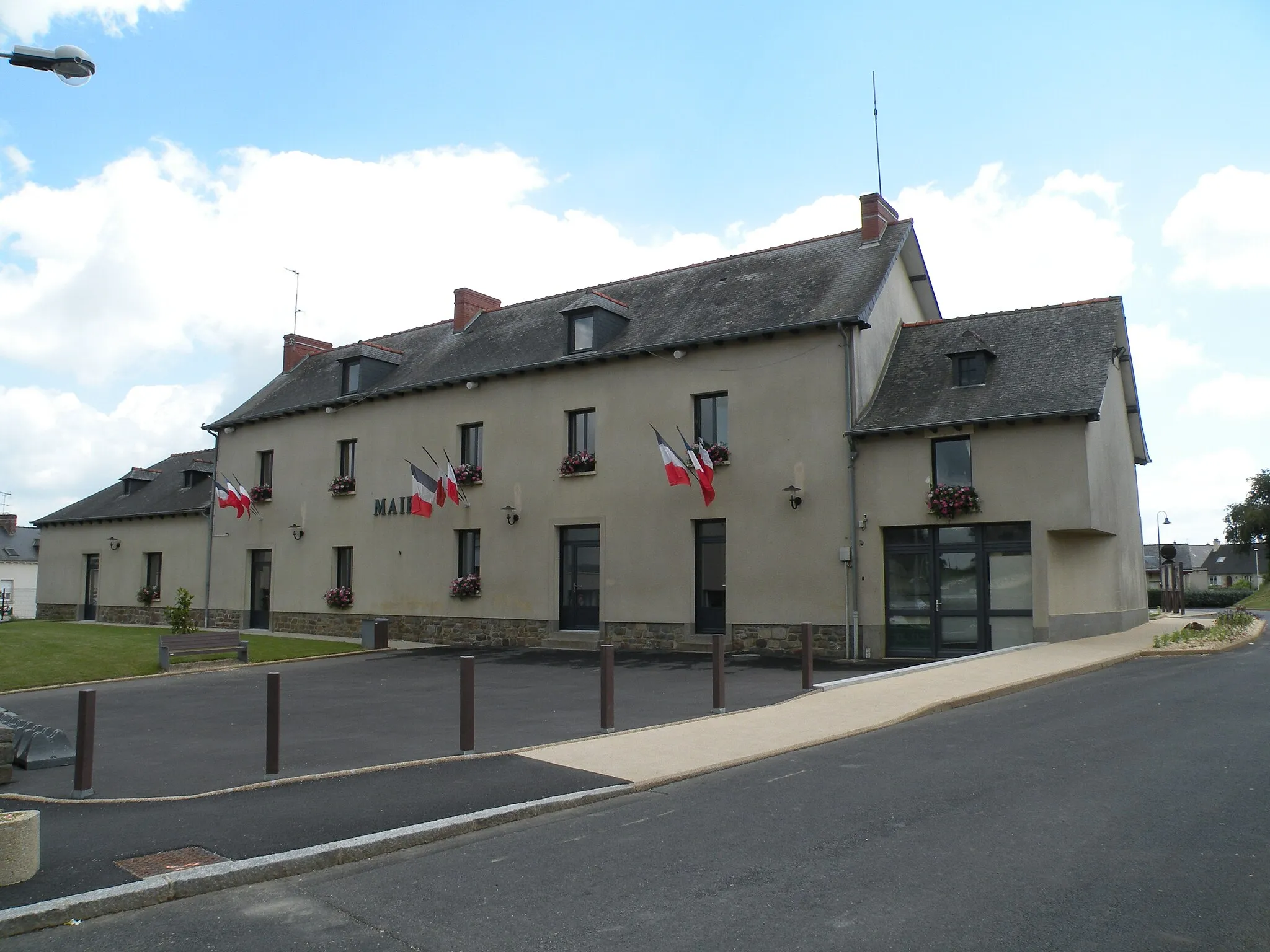 Photo showing: Town hall of Gévezé.